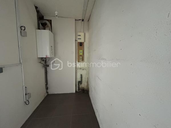 À Saint-Aigulin, dans un environnement pratique et proche de toutes les commodités (gare, écoles, commerces et services), BSK Immobilier vous propose cette ancienne maison de 103 m² aujourd’hui divisée en deux logements indépendants : un studio d’environ 32 m² et un T2 évolutif en T3 d’environ 71 m².
Une configuration idéale pour un investissement locatif, mais également pour un projet familial puisque le bien pourrait être réaménagé afin de retrouver sa configuration initiale de maison individuelle.

Derrière un portail permettant l’accès à la propriété, découvrez deux logements disposant chacun de leurs propres compteurs d’eau,
d’électricité et de gaz, garantissant une parfaite autonomie et une gestion simplifiée.

Premier logement – Type studio d’environ 32 m²
Ce premier appartement se compose d’une pièce de vie avec kitchenette, d’une chambre, d’une salle de bain ainsi que d’un WC indépendant.

Deuxième logement – Type T2 évolutif d’environ 71 m²
Spacieux et fonctionnel, il offre une belle pièce de vie de 27 m² dont une partie peut facilement devenir une seconde chambre.
Il dispose également d’une cuisine indépendante, d’une buanderie, d’un WC séparé, d’une salle de bain équipée d’une douche et d’une baignoire, d’une chambre ainsi que d’une pièce supplémentaire pouvant servir de bureau ou de dressing.
De nombreux rangements intégrés viennent compléter l’ensemble.
Un garage privatif de 21 m² accompagne ce logement.

La configuration actuelle permet d’attribuer à chaque logement son propre espace extérieur.

Le bien est libre de toute occupation, permettant une mise en location immédiate ou la réalisation d’un projet de résidence principale.

Derniers loyers pratiqués :
• Studio : 450 €/mois
• T2 : 600 €/mois

Soit un revenu locatif potentiel annuel de 12 600 €, représentant une rentabilité brute d’environ 9 %.

Une opportunité rare sur le secteur, offrant à la fois rendement locatif, flexibilité d’aménagement et potentiel d’évolution.

Le tout sur une parcelle de 646m2.