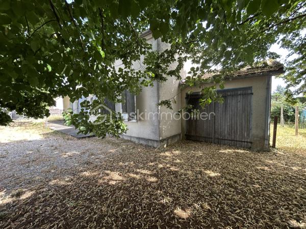 À Saint-Aigulin, dans un environnement pratique et proche de toutes les commodités (gare, écoles, commerces et services), BSK Immobilier vous propose cette ancienne maison de 103 m² aujourd’hui divisée en deux logements indépendants : un studio d’environ 32 m² et un T2 évolutif en T3 d’environ 71 m².
Une configuration idéale pour un investissement locatif, mais également pour un projet familial puisque le bien pourrait être réaménagé afin de retrouver sa configuration initiale de maison individuelle.

Derrière un portail permettant l’accès à la propriété, découvrez deux logements disposant chacun de leurs propres compteurs d’eau,
d’électricité et de gaz, garantissant une parfaite autonomie et une gestion simplifiée.

Premier logement – Type studio d’environ 32 m²
Ce premier appartement se compose d’une pièce de vie avec kitchenette, d’une chambre, d’une salle de bain ainsi que d’un WC indépendant.

Deuxième logement – Type T2 évolutif d’environ 71 m²
Spacieux et fonctionnel, il offre une belle pièce de vie de 27 m² dont une partie peut facilement devenir une seconde chambre.
Il dispose également d’une cuisine indépendante, d’une buanderie, d’un WC séparé, d’une salle de bain équipée d’une douche et d’une baignoire, d’une chambre ainsi que d’une pièce supplémentaire pouvant servir de bureau ou de dressing.
De nombreux rangements intégrés viennent compléter l’ensemble.
Un garage privatif de 21 m² accompagne ce logement.

La configuration actuelle permet d’attribuer à chaque logement son propre espace extérieur.

Le bien est libre de toute occupation, permettant une mise en location immédiate ou la réalisation d’un projet de résidence principale.

Derniers loyers pratiqués :
• Studio : 450 €/mois
• T2 : 600 €/mois

Soit un revenu locatif potentiel annuel de 12 600 €, représentant une rentabilité brute d’environ 9 %.

Une opportunité rare sur le secteur, offrant à la fois rendement locatif, flexibilité d’aménagement et potentiel d’évolution.

Le tout sur une parcelle de 646m2.