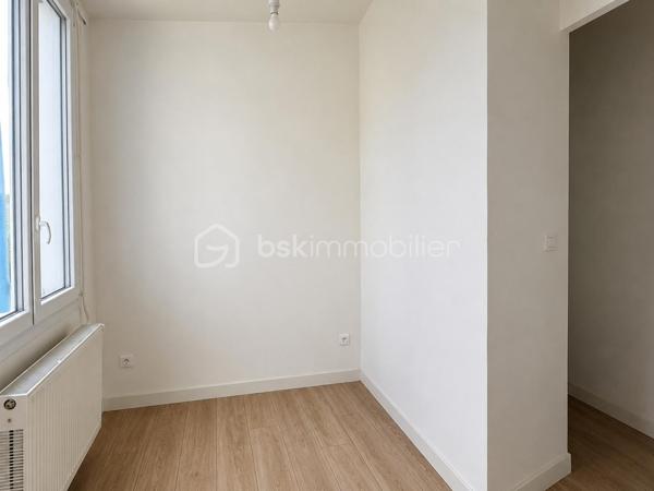 À Saint-Aigulin, dans un environnement pratique et proche de toutes les commodités (gare, écoles, commerces et services), BSK Immobilier vous propose cette ancienne maison de 103 m² aujourd’hui divisée en deux logements indépendants : un studio d’environ 32 m² et un T2 évolutif en T3 d’environ 71 m².
Une configuration idéale pour un investissement locatif, mais également pour un projet familial puisque le bien pourrait être réaménagé afin de retrouver sa configuration initiale de maison individuelle.

Derrière un portail permettant l’accès à la propriété, découvrez deux logements disposant chacun de leurs propres compteurs d’eau,
d’électricité et de gaz, garantissant une parfaite autonomie et une gestion simplifiée.

Premier logement – Type studio d’environ 32 m²
Ce premier appartement se compose d’une pièce de vie avec kitchenette, d’une chambre, d’une salle de bain ainsi que d’un WC indépendant.

Deuxième logement – Type T2 évolutif d’environ 71 m²
Spacieux et fonctionnel, il offre une belle pièce de vie de 27 m² dont une partie peut facilement devenir une seconde chambre.
Il dispose également d’une cuisine indépendante, d’une buanderie, d’un WC séparé, d’une salle de bain équipée d’une douche et d’une baignoire, d’une chambre ainsi que d’une pièce supplémentaire pouvant servir de bureau ou de dressing.
De nombreux rangements intégrés viennent compléter l’ensemble.
Un garage privatif de 21 m² accompagne ce logement.

La configuration actuelle permet d’attribuer à chaque logement son propre espace extérieur.

Le bien est libre de toute occupation, permettant une mise en location immédiate ou la réalisation d’un projet de résidence principale.

Derniers loyers pratiqués :
• Studio : 450 €/mois
• T2 : 600 €/mois

Soit un revenu locatif potentiel annuel de 12 600 €, représentant une rentabilité brute d’environ 9 %.

Une opportunité rare sur le secteur, offrant à la fois rendement locatif, flexibilité d’aménagement et potentiel d’évolution.

Le tout sur une parcelle de 646m2.