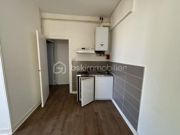 À Saint-Aigulin, dans un environnement pratique et proche de toutes les commodités (gare, écoles, commerces et services), BSK Immobilier vous propose cette ancienne maison de 103 m² aujourd’hui divisée en deux logements indépendants : un studio d’environ 32 m² et un T2 évolutif en T3 d’environ 71 m².
Une configuration idéale pour un investissement locatif, mais également pour un projet familial puisque le bien pourrait être réaménagé afin de retrouver sa configuration initiale de maison individuelle.

Derrière un portail permettant l’accès à la propriété, découvrez deux logements disposant chacun de leurs propres compteurs d’eau,
d’électricité et de gaz, garantissant une parfaite autonomie et une gestion simplifiée.

Premier logement – Type studio d’environ 32 m²
Ce premier appartement se compose d’une pièce de vie avec kitchenette, d’une chambre, d’une salle de bain ainsi que d’un WC indépendant.

Deuxième logement – Type T2 évolutif d’environ 71 m²
Spacieux et fonctionnel, il offre une belle pièce de vie de 27 m² dont une partie peut facilement devenir une seconde chambre.
Il dispose également d’une cuisine indépendante, d’une buanderie, d’un WC séparé, d’une salle de bain équipée d’une douche et d’une baignoire, d’une chambre ainsi que d’une pièce supplémentaire pouvant servir de bureau ou de dressing.
De nombreux rangements intégrés viennent compléter l’ensemble.
Un garage privatif de 21 m² accompagne ce logement.

La configuration actuelle permet d’attribuer à chaque logement son propre espace extérieur.

Le bien est libre de toute occupation, permettant une mise en location immédiate ou la réalisation d’un projet de résidence principale.

Derniers loyers pratiqués :
• Studio : 450 €/mois
• T2 : 600 €/mois

Soit un revenu locatif potentiel annuel de 12 600 €, représentant une rentabilité brute d’environ 9 %.

Une opportunité rare sur le secteur, offrant à la fois rendement locatif, flexibilité d’aménagement et potentiel d’évolution.

Le tout sur une parcelle de 646m2.