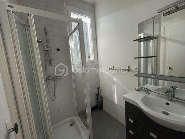 À Saint-Aigulin, dans un environnement pratique et proche de toutes les commodités (gare, écoles, commerces et services), BSK Immobilier vous propose cette ancienne maison de 103 m² aujourd’hui divisée en deux logements indépendants : un studio d’environ 32 m² et un T2 évolutif en T3 d’environ 71 m².
Une configuration idéale pour un investissement locatif, mais également pour un projet familial puisque le bien pourrait être réaménagé afin de retrouver sa configuration initiale de maison individuelle.

Derrière un portail permettant l’accès à la propriété, découvrez deux logements disposant chacun de leurs propres compteurs d’eau,
d’électricité et de gaz, garantissant une parfaite autonomie et une gestion simplifiée.

Premier logement – Type studio d’environ 32 m²
Ce premier appartement se compose d’une pièce de vie avec kitchenette, d’une chambre, d’une salle de bain ainsi que d’un WC indépendant.

Deuxième logement – Type T2 évolutif d’environ 71 m²
Spacieux et fonctionnel, il offre une belle pièce de vie de 27 m² dont une partie peut facilement devenir une seconde chambre.
Il dispose également d’une cuisine indépendante, d’une buanderie, d’un WC séparé, d’une salle de bain équipée d’une douche et d’une baignoire, d’une chambre ainsi que d’une pièce supplémentaire pouvant servir de bureau ou de dressing.
De nombreux rangements intégrés viennent compléter l’ensemble.
Un garage privatif de 21 m² accompagne ce logement.

La configuration actuelle permet d’attribuer à chaque logement son propre espace extérieur.

Le bien est libre de toute occupation, permettant une mise en location immédiate ou la réalisation d’un projet de résidence principale.

Derniers loyers pratiqués :
• Studio : 450 €/mois
• T2 : 600 €/mois

Soit un revenu locatif potentiel annuel de 12 600 €, représentant une rentabilité brute d’environ 9 %.

Une opportunité rare sur le secteur, offrant à la fois rendement locatif, flexibilité d’aménagement et potentiel d’évolution.

Le tout sur une parcelle de 646m2.