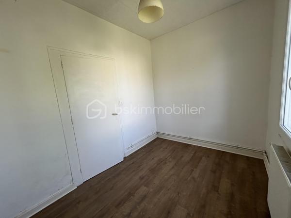 À Saint-Aigulin, dans un environnement pratique et proche de toutes les commodités (gare, écoles, commerces et services), BSK Immobilier vous propose cette ancienne maison de 103 m² aujourd’hui divisée en deux logements indépendants : un studio d’environ 32 m² et un T2 évolutif en T3 d’environ 71 m².
Une configuration idéale pour un investissement locatif, mais également pour un projet familial puisque le bien pourrait être réaménagé afin de retrouver sa configuration initiale de maison individuelle.

Derrière un portail permettant l’accès à la propriété, découvrez deux logements disposant chacun de leurs propres compteurs d’eau,
d’électricité et de gaz, garantissant une parfaite autonomie et une gestion simplifiée.

Premier logement – Type studio d’environ 32 m²
Ce premier appartement se compose d’une pièce de vie avec kitchenette, d’une chambre, d’une salle de bain ainsi que d’un WC indépendant.

Deuxième logement – Type T2 évolutif d’environ 71 m²
Spacieux et fonctionnel, il offre une belle pièce de vie de 27 m² dont une partie peut facilement devenir une seconde chambre.
Il dispose également d’une cuisine indépendante, d’une buanderie, d’un WC séparé, d’une salle de bain équipée d’une douche et d’une baignoire, d’une chambre ainsi que d’une pièce supplémentaire pouvant servir de bureau ou de dressing.
De nombreux rangements intégrés viennent compléter l’ensemble.
Un garage privatif de 21 m² accompagne ce logement.

La configuration actuelle permet d’attribuer à chaque logement son propre espace extérieur.

Le bien est libre de toute occupation, permettant une mise en location immédiate ou la réalisation d’un projet de résidence principale.

Derniers loyers pratiqués :
• Studio : 450 €/mois
• T2 : 600 €/mois

Soit un revenu locatif potentiel annuel de 12 600 €, représentant une rentabilité brute d’environ 9 %.

Une opportunité rare sur le secteur, offrant à la fois rendement locatif, flexibilité d’aménagement et potentiel d’évolution.

Le tout sur une parcelle de 646m2.