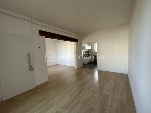 À Saint-Aigulin, dans un environnement pratique et proche de toutes les commodités (gare, écoles, commerces et services), BSK Immobilier vous propose cette ancienne maison de 103 m² aujourd’hui divisée en deux logements indépendants : un studio d’environ 32 m² et un T2 évolutif en T3 d’environ 71 m².
Une configuration idéale pour un investissement locatif, mais également pour un projet familial puisque le bien pourrait être réaménagé afin de retrouver sa configuration initiale de maison individuelle.

Derrière un portail permettant l’accès à la propriété, découvrez deux logements disposant chacun de leurs propres compteurs d’eau,
d’électricité et de gaz, garantissant une parfaite autonomie et une gestion simplifiée.

Premier logement – Type studio d’environ 32 m²
Ce premier appartement se compose d’une pièce de vie avec kitchenette, d’une chambre, d’une salle de bain ainsi que d’un WC indépendant.

Deuxième logement – Type T2 évolutif d’environ 71 m²
Spacieux et fonctionnel, il offre une belle pièce de vie de 27 m² dont une partie peut facilement devenir une seconde chambre.
Il dispose également d’une cuisine indépendante, d’une buanderie, d’un WC séparé, d’une salle de bain équipée d’une douche et d’une baignoire, d’une chambre ainsi que d’une pièce supplémentaire pouvant servir de bureau ou de dressing.
De nombreux rangements intégrés viennent compléter l’ensemble.
Un garage privatif de 21 m² accompagne ce logement.

La configuration actuelle permet d’attribuer à chaque logement son propre espace extérieur.

Le bien est libre de toute occupation, permettant une mise en location immédiate ou la réalisation d’un projet de résidence principale.

Derniers loyers pratiqués :
• Studio : 450 €/mois
• T2 : 600 €/mois

Soit un revenu locatif potentiel annuel de 12 600 €, représentant une rentabilité brute d’environ 9 %.

Une opportunité rare sur le secteur, offrant à la fois rendement locatif, flexibilité d’aménagement et potentiel d’évolution.

Le tout sur une parcelle de 646m2.