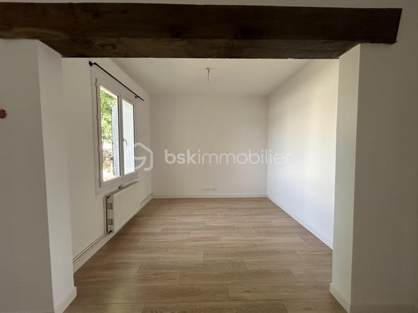 À Saint-Aigulin, dans un environnement pratique et proche de toutes les commodités (gare, écoles, commerces et services), BSK Immobilier vous propose cette ancienne maison de 103 m² aujourd’hui divisée en deux logements indépendants : un studio d’environ 32 m² et un T2 évolutif en T3 d’environ 71 m².
Une configuration idéale pour un investissement locatif, mais également pour un projet familial puisque le bien pourrait être réaménagé afin de retrouver sa configuration initiale de maison individuelle.

Derrière un portail permettant l’accès à la propriété, découvrez deux logements disposant chacun de leurs propres compteurs d’eau,
d’électricité et de gaz, garantissant une parfaite autonomie et une gestion simplifiée.

Premier logement – Type studio d’environ 32 m²
Ce premier appartement se compose d’une pièce de vie avec kitchenette, d’une chambre, d’une salle de bain ainsi que d’un WC indépendant.

Deuxième logement – Type T2 évolutif d’environ 71 m²
Spacieux et fonctionnel, il offre une belle pièce de vie de 27 m² dont une partie peut facilement devenir une seconde chambre.
Il dispose également d’une cuisine indépendante, d’une buanderie, d’un WC séparé, d’une salle de bain équipée d’une douche et d’une baignoire, d’une chambre ainsi que d’une pièce supplémentaire pouvant servir de bureau ou de dressing.
De nombreux rangements intégrés viennent compléter l’ensemble.
Un garage privatif de 21 m² accompagne ce logement.

La configuration actuelle permet d’attribuer à chaque logement son propre espace extérieur.

Le bien est libre de toute occupation, permettant une mise en location immédiate ou la réalisation d’un projet de résidence principale.

Derniers loyers pratiqués :
• Studio : 450 €/mois
• T2 : 600 €/mois

Soit un revenu locatif potentiel annuel de 12 600 €, représentant une rentabilité brute d’environ 9 %.

Une opportunité rare sur le secteur, offrant à la fois rendement locatif, flexibilité d’aménagement et potentiel d’évolution.

Le tout sur une parcelle de 646m2.