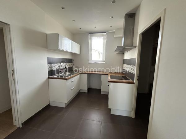 À Saint-Aigulin, dans un environnement pratique et proche de toutes les commodités (gare, écoles, commerces et services), BSK Immobilier vous propose cette ancienne maison de 103 m² aujourd’hui divisée en deux logements indépendants : un studio d’environ 32 m² et un T2 évolutif en T3 d’environ 71 m².
Une configuration idéale pour un investissement locatif, mais également pour un projet familial puisque le bien pourrait être réaménagé afin de retrouver sa configuration initiale de maison individuelle.

Derrière un portail permettant l’accès à la propriété, découvrez deux logements disposant chacun de leurs propres compteurs d’eau,
d’électricité et de gaz, garantissant une parfaite autonomie et une gestion simplifiée.

Premier logement – Type studio d’environ 32 m²
Ce premier appartement se compose d’une pièce de vie avec kitchenette, d’une chambre, d’une salle de bain ainsi que d’un WC indépendant.

Deuxième logement – Type T2 évolutif d’environ 71 m²
Spacieux et fonctionnel, il offre une belle pièce de vie de 27 m² dont une partie peut facilement devenir une seconde chambre.
Il dispose également d’une cuisine indépendante, d’une buanderie, d’un WC séparé, d’une salle de bain équipée d’une douche et d’une baignoire, d’une chambre ainsi que d’une pièce supplémentaire pouvant servir de bureau ou de dressing.
De nombreux rangements intégrés viennent compléter l’ensemble.
Un garage privatif de 21 m² accompagne ce logement.

La configuration actuelle permet d’attribuer à chaque logement son propre espace extérieur.

Le bien est libre de toute occupation, permettant une mise en location immédiate ou la réalisation d’un projet de résidence principale.

Derniers loyers pratiqués :
• Studio : 450 €/mois
• T2 : 600 €/mois

Soit un revenu locatif potentiel annuel de 12 600 €, représentant une rentabilité brute d’environ 9 %.

Une opportunité rare sur le secteur, offrant à la fois rendement locatif, flexibilité d’aménagement et potentiel d’évolution.

Le tout sur une parcelle de 646m2.
