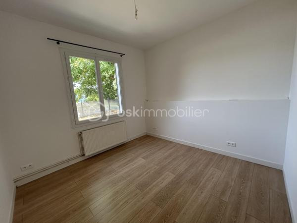 À Saint-Aigulin, dans un environnement pratique et proche de toutes les commodités (gare, écoles, commerces et services), BSK Immobilier vous propose cette ancienne maison de 103 m² aujourd’hui divisée en deux logements indépendants : un studio d’environ 32 m² et un T2 évolutif en T3 d’environ 71 m².
Une configuration idéale pour un investissement locatif, mais également pour un projet familial puisque le bien pourrait être réaménagé afin de retrouver sa configuration initiale de maison individuelle.

Derrière un portail permettant l’accès à la propriété, découvrez deux logements disposant chacun de leurs propres compteurs d’eau,
d’électricité et de gaz, garantissant une parfaite autonomie et une gestion simplifiée.

Premier logement – Type studio d’environ 32 m²
Ce premier appartement se compose d’une pièce de vie avec kitchenette, d’une chambre, d’une salle de bain ainsi que d’un WC indépendant.

Deuxième logement – Type T2 évolutif d’environ 71 m²
Spacieux et fonctionnel, il offre une belle pièce de vie de 27 m² dont une partie peut facilement devenir une seconde chambre.
Il dispose également d’une cuisine indépendante, d’une buanderie, d’un WC séparé, d’une salle de bain équipée d’une douche et d’une baignoire, d’une chambre ainsi que d’une pièce supplémentaire pouvant servir de bureau ou de dressing.
De nombreux rangements intégrés viennent compléter l’ensemble.
Un garage privatif de 21 m² accompagne ce logement.

La configuration actuelle permet d’attribuer à chaque logement son propre espace extérieur.

Le bien est libre de toute occupation, permettant une mise en location immédiate ou la réalisation d’un projet de résidence principale.

Derniers loyers pratiqués :
• Studio : 450 €/mois
• T2 : 600 €/mois

Soit un revenu locatif potentiel annuel de 12 600 €, représentant une rentabilité brute d’environ 9 %.

Une opportunité rare sur le secteur, offrant à la fois rendement locatif, flexibilité d’aménagement et potentiel d’évolution.

Le tout sur une parcelle de 646m2.
