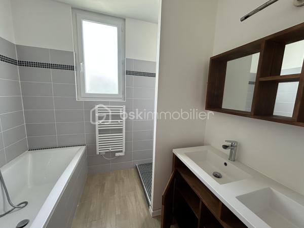 À Saint-Aigulin, dans un environnement pratique et proche de toutes les commodités (gare, écoles, commerces et services), BSK Immobilier vous propose cette ancienne maison de 103 m² aujourd’hui divisée en deux logements indépendants : un studio d’environ 32 m² et un T2 évolutif en T3 d’environ 71 m².
Une configuration idéale pour un investissement locatif, mais également pour un projet familial puisque le bien pourrait être réaménagé afin de retrouver sa configuration initiale de maison individuelle.

Derrière un portail permettant l’accès à la propriété, découvrez deux logements disposant chacun de leurs propres compteurs d’eau,
d’électricité et de gaz, garantissant une parfaite autonomie et une gestion simplifiée.

Premier logement – Type studio d’environ 32 m²
Ce premier appartement se compose d’une pièce de vie avec kitchenette, d’une chambre, d’une salle de bain ainsi que d’un WC indépendant.

Deuxième logement – Type T2 évolutif d’environ 71 m²
Spacieux et fonctionnel, il offre une belle pièce de vie de 27 m² dont une partie peut facilement devenir une seconde chambre.
Il dispose également d’une cuisine indépendante, d’une buanderie, d’un WC séparé, d’une salle de bain équipée d’une douche et d’une baignoire, d’une chambre ainsi que d’une pièce supplémentaire pouvant servir de bureau ou de dressing.
De nombreux rangements intégrés viennent compléter l’ensemble.
Un garage privatif de 21 m² accompagne ce logement.

La configuration actuelle permet d’attribuer à chaque logement son propre espace extérieur.

Le bien est libre de toute occupation, permettant une mise en location immédiate ou la réalisation d’un projet de résidence principale.

Derniers loyers pratiqués :
• Studio : 450 €/mois
• T2 : 600 €/mois

Soit un revenu locatif potentiel annuel de 12 600 €, représentant une rentabilité brute d’environ 9 %.

Une opportunité rare sur le secteur, offrant à la fois rendement locatif, flexibilité d’aménagement et potentiel d’évolution.

Le tout sur une parcelle de 646m2.