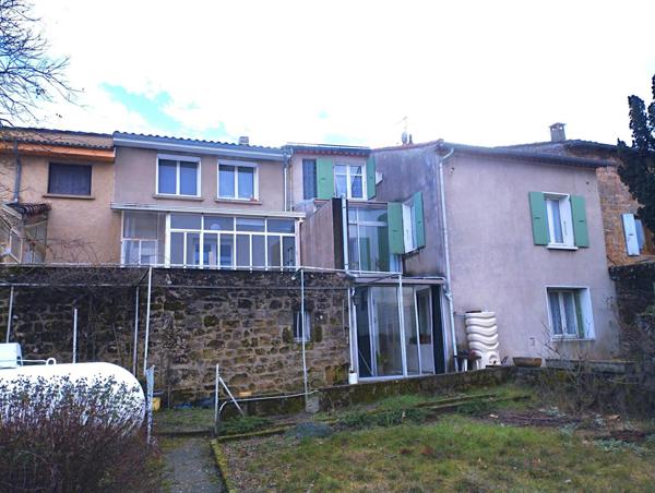 Maison de ville avec garage et jardin à quelques pas du centre ville