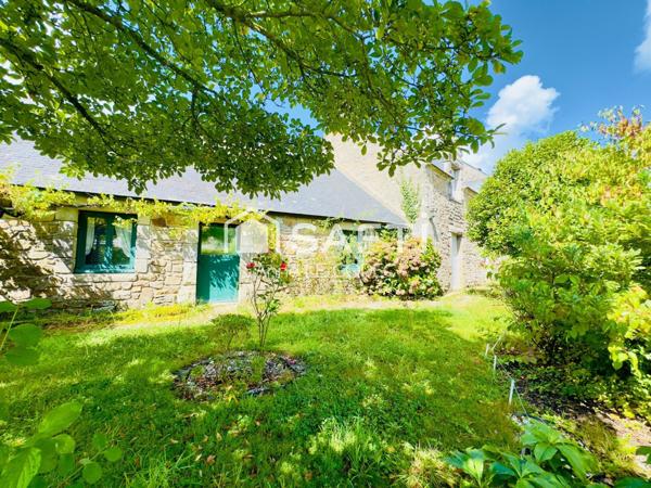 Véritable longère familiale au coeur du bourg de Berric