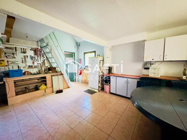 Véritable longère familiale au coeur du bourg de Berric