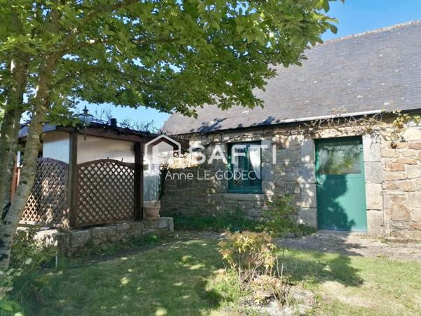 Véritable longère familiale au coeur du bourg de Berric