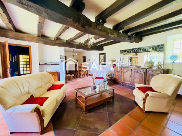 Véritable longère familiale au coeur du bourg de Berric