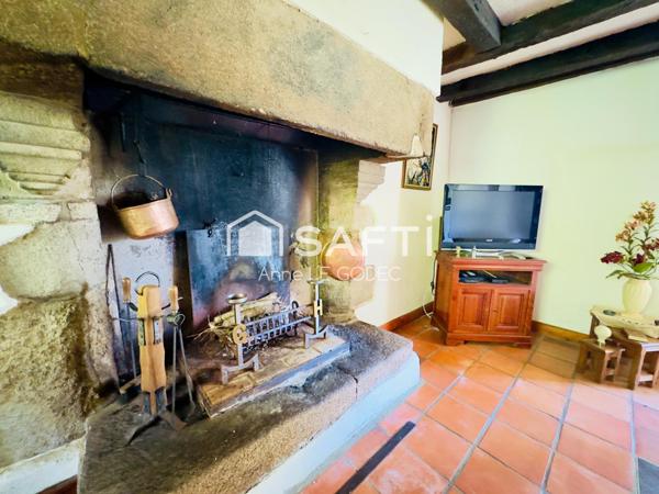 Véritable longère familiale au coeur du bourg de Berric