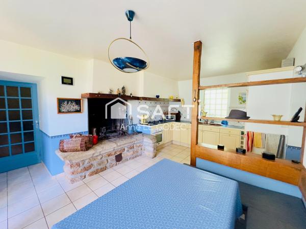 Véritable longère familiale au coeur du bourg de Berric