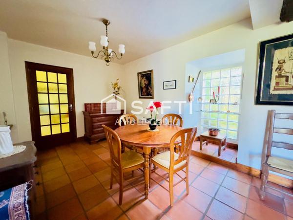 Véritable longère familiale au coeur du bourg de Berric