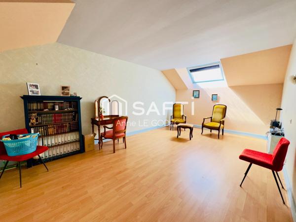 Véritable longère familiale au coeur du bourg de Berric