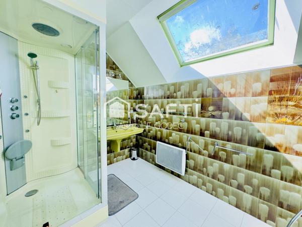 Véritable longère familiale au coeur du bourg de Berric