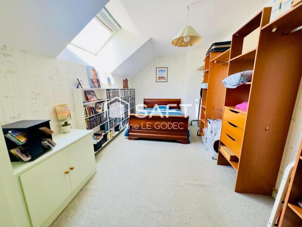 Véritable longère familiale au coeur du bourg de Berric