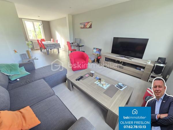Pavillon sur sous sol de 119 m² à La Charité-sur-Loire
Située en ville, sans vis-à-vis, à seulement quelques minutes du centre-ville, à proximité de la gare, des écoles et des commodités, de la jolie commune de La Charité sur Loire, nous vous présentons ce pavillon sur sous-sol de 1970, d'une superficie habitable de 119 m², implanté sur un terrain de 1 010 m². Il propose 5 pièces dont 4 chambres, réparties comme suit : une entrée, un grand salon séjour, une cuisine indépendante aménagée et équipée, un dégagement, une salle d'eau, un wc indépendant et une chambre au rez-de-chaussée, un palier desservant une salle d'eau et trois chambres à l'étage, ainsi qu'une chaufferie, une cave, une buanderie et un grand garage en sous-sol.
Dès le rez-de-chaussée, l'entrée dessert un grand salon séjour de 31 m², très lumineux. L'entrée dessert une cuisine indépendante, aménagée  et équipée,
Du salon séjour, un dégagement dr couloir  distribue une salle d'eau avec cabine de douche, un wc indépendant,  et une chambre de 13 m² avec dressing.
À l'étage, le palier dessert une salle d'eau, ainsi que trois chambres de 12 m², 11 m² et 14 m², 

Au sous-sol, vous trouverez une chaufferie,une cave, une buanderie de 15 m² avec porte de service, ainsi qu'un grand garage de 30m².
Tous les sols de cette maison sont en carrelage,  parquet ou linoléum.
Elle dispose d'huisseries PVC double vitrage, ainsi que d'un chauffage central au gaz, avec une chaudière installée en août 2025 et un ballon d'eau chaude de 200 L. 
Sa toiture est en tuiles mécaniques béton. 
Côté assainissement, le pavillon est raccordé au tout-à-l'égout.
Côté extérieur, profitez d'une terrasse, d'une dépendance, ainsi que d'un garage de 30 m², complété par 63 m² supplémentaires en sous-sol. Le terrain de 1 010 m², sans vis-à-vis, est idéalement situé en ville, à deux pas de la gare et des commodités. 
Le pavillon dispose également d'un parking intérieur et d'un parking extérieur.

Les plus de ce pavillon : sa situation en ville sans vis-à-vis, à seulement quelques minutes du centre-ville et de la gare, son grand salon séjour, ses 4 chambres, son grand garage de 30 m² complété par 63 m² en sous-sol, sa buanderie et sa cave, 

Des photos supplémentaires sont disponibles sur BSK IMMOBILIER, rubrique Nos conseillers, Olivier FRESLON.
Pour tout renseignement complémentaire ou pour une visite, contactez-moi.au 07.62.78.13.13 

Un pavillon spacieux et lumineux en plein cœur de ville, à découvrir sans tarder : ne passez pas à côté de cette opportunité à La Charité-sur-Loire !