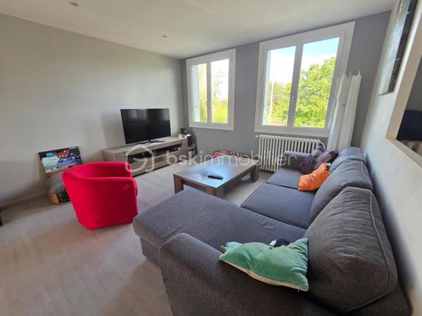 Pavillon sur sous sol de 119 m² à La Charité-sur-Loire
Située en ville, sans vis-à-vis, à seulement quelques minutes du centre-ville, à proximité de la gare, des écoles et des commodités, de la jolie commune de La Charité sur Loire, nous vous présentons ce pavillon sur sous-sol de 1970, d'une superficie habitable de 119 m², implanté sur un terrain de 1 010 m². Il propose 5 pièces dont 4 chambres, réparties comme suit : une entrée, un grand salon séjour, une cuisine indépendante aménagée et équipée, un dégagement, une salle d'eau, un wc indépendant et une chambre au rez-de-chaussée, un palier desservant une salle d'eau et trois chambres à l'étage, ainsi qu'une chaufferie, une cave, une buanderie et un grand garage en sous-sol.
Dès le rez-de-chaussée, l'entrée dessert un grand salon séjour de 31 m², très lumineux. L'entrée dessert une cuisine indépendante, aménagée  et équipée,
Du salon séjour, un dégagement dr couloir  distribue une salle d'eau avec cabine de douche, un wc indépendant,  et une chambre de 13 m² avec dressing.
À l'étage, le palier dessert une salle d'eau, ainsi que trois chambres de 12 m², 11 m² et 14 m², 

Au sous-sol, vous trouverez une chaufferie,une cave, une buanderie de 15 m² avec porte de service, ainsi qu'un grand garage de 30m².
Tous les sols de cette maison sont en carrelage,  parquet ou linoléum.
Elle dispose d'huisseries PVC double vitrage, ainsi que d'un chauffage central au gaz, avec une chaudière installée en août 2025 et un ballon d'eau chaude de 200 L. 
Sa toiture est en tuiles mécaniques béton. 
Côté assainissement, le pavillon est raccordé au tout-à-l'égout.
Côté extérieur, profitez d'une terrasse, d'une dépendance, ainsi que d'un garage de 30 m², complété par 63 m² supplémentaires en sous-sol. Le terrain de 1 010 m², sans vis-à-vis, est idéalement situé en ville, à deux pas de la gare et des commodités. 
Le pavillon dispose également d'un parking intérieur et d'un parking extérieur.

Les plus de ce pavillon : sa situation en ville sans vis-à-vis, à seulement quelques minutes du centre-ville et de la gare, son grand salon séjour, ses 4 chambres, son grand garage de 30 m² complété par 63 m² en sous-sol, sa buanderie et sa cave, 

Des photos supplémentaires sont disponibles sur BSK IMMOBILIER, rubrique Nos conseillers, Olivier FRESLON.
Pour tout renseignement complémentaire ou pour une visite, contactez-moi.au 07.62.78.13.13 

Un pavillon spacieux et lumineux en plein cœur de ville, à découvrir sans tarder : ne passez pas à côté de cette opportunité à La Charité-sur-Loire !