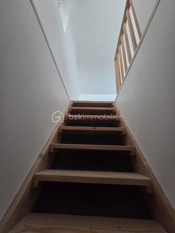 Pavillon sur sous sol de 119 m² à La Charité-sur-Loire
Située en ville, sans vis-à-vis, à seulement quelques minutes du centre-ville, à proximité de la gare, des écoles et des commodités, de la jolie commune de La Charité sur Loire, nous vous présentons ce pavillon sur sous-sol de 1970, d'une superficie habitable de 119 m², implanté sur un terrain de 1 010 m². Il propose 5 pièces dont 4 chambres, réparties comme suit : une entrée, un grand salon séjour, une cuisine indépendante aménagée et équipée, un dégagement, une salle d'eau, un wc indépendant et une chambre au rez-de-chaussée, un palier desservant une salle d'eau et trois chambres à l'étage, ainsi qu'une chaufferie, une cave, une buanderie et un grand garage en sous-sol.
Dès le rez-de-chaussée, l'entrée dessert un grand salon séjour de 31 m², très lumineux. L'entrée dessert une cuisine indépendante, aménagée  et équipée,
Du salon séjour, un dégagement dr couloir  distribue une salle d'eau avec cabine de douche, un wc indépendant,  et une chambre de 13 m² avec dressing.
À l'étage, le palier dessert une salle d'eau, ainsi que trois chambres de 12 m², 11 m² et 14 m², 

Au sous-sol, vous trouverez une chaufferie,une cave, une buanderie de 15 m² avec porte de service, ainsi qu'un grand garage de 30m².
Tous les sols de cette maison sont en carrelage,  parquet ou linoléum.
Elle dispose d'huisseries PVC double vitrage, ainsi que d'un chauffage central au gaz, avec une chaudière installée en août 2025 et un ballon d'eau chaude de 200 L. 
Sa toiture est en tuiles mécaniques béton. 
Côté assainissement, le pavillon est raccordé au tout-à-l'égout.
Côté extérieur, profitez d'une terrasse, d'une dépendance, ainsi que d'un garage de 30 m², complété par 63 m² supplémentaires en sous-sol. Le terrain de 1 010 m², sans vis-à-vis, est idéalement situé en ville, à deux pas de la gare et des commodités. 
Le pavillon dispose également d'un parking intérieur et d'un parking extérieur.

Les plus de ce pavillon : sa situation en ville sans vis-à-vis, à seulement quelques minutes du centre-ville et de la gare, son grand salon séjour, ses 4 chambres, son grand garage de 30 m² complété par 63 m² en sous-sol, sa buanderie et sa cave, 

Des photos supplémentaires sont disponibles sur BSK IMMOBILIER, rubrique Nos conseillers, Olivier FRESLON.
Pour tout renseignement complémentaire ou pour une visite, contactez-moi.au 07.62.78.13.13 

Un pavillon spacieux et lumineux en plein cœur de ville, à découvrir sans tarder : ne passez pas à côté de cette opportunité à La Charité-sur-Loire !