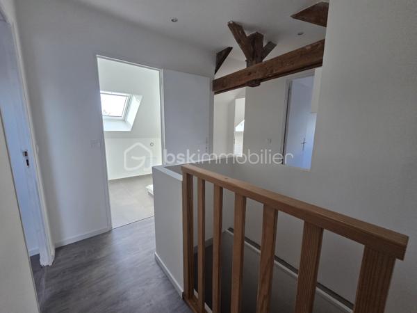 Pavillon sur sous sol de 119 m² à La Charité-sur-Loire
Située en ville, sans vis-à-vis, à seulement quelques minutes du centre-ville, à proximité de la gare, des écoles et des commodités, de la jolie commune de La Charité sur Loire, nous vous présentons ce pavillon sur sous-sol de 1970, d'une superficie habitable de 119 m², implanté sur un terrain de 1 010 m². Il propose 5 pièces dont 4 chambres, réparties comme suit : une entrée, un grand salon séjour, une cuisine indépendante aménagée et équipée, un dégagement, une salle d'eau, un wc indépendant et une chambre au rez-de-chaussée, un palier desservant une salle d'eau et trois chambres à l'étage, ainsi qu'une chaufferie, une cave, une buanderie et un grand garage en sous-sol.
Dès le rez-de-chaussée, l'entrée dessert un grand salon séjour de 31 m², très lumineux. L'entrée dessert une cuisine indépendante, aménagée  et équipée,
Du salon séjour, un dégagement dr couloir  distribue une salle d'eau avec cabine de douche, un wc indépendant,  et une chambre de 13 m² avec dressing.
À l'étage, le palier dessert une salle d'eau, ainsi que trois chambres de 12 m², 11 m² et 14 m², 

Au sous-sol, vous trouverez une chaufferie,une cave, une buanderie de 15 m² avec porte de service, ainsi qu'un grand garage de 30m².
Tous les sols de cette maison sont en carrelage,  parquet ou linoléum.
Elle dispose d'huisseries PVC double vitrage, ainsi que d'un chauffage central au gaz, avec une chaudière installée en août 2025 et un ballon d'eau chaude de 200 L. 
Sa toiture est en tuiles mécaniques béton. 
Côté assainissement, le pavillon est raccordé au tout-à-l'égout.
Côté extérieur, profitez d'une terrasse, d'une dépendance, ainsi que d'un garage de 30 m², complété par 63 m² supplémentaires en sous-sol. Le terrain de 1 010 m², sans vis-à-vis, est idéalement situé en ville, à deux pas de la gare et des commodités. 
Le pavillon dispose également d'un parking intérieur et d'un parking extérieur.

Les plus de ce pavillon : sa situation en ville sans vis-à-vis, à seulement quelques minutes du centre-ville et de la gare, son grand salon séjour, ses 4 chambres, son grand garage de 30 m² complété par 63 m² en sous-sol, sa buanderie et sa cave, 

Des photos supplémentaires sont disponibles sur BSK IMMOBILIER, rubrique Nos conseillers, Olivier FRESLON.
Pour tout renseignement complémentaire ou pour une visite, contactez-moi.au 07.62.78.13.13 

Un pavillon spacieux et lumineux en plein cœur de ville, à découvrir sans tarder : ne passez pas à côté de cette opportunité à La Charité-sur-Loire !