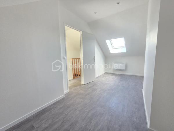 Pavillon sur sous sol de 119 m² à La Charité-sur-Loire
Située en ville, sans vis-à-vis, à seulement quelques minutes du centre-ville, à proximité de la gare, des écoles et des commodités, de la jolie commune de La Charité sur Loire, nous vous présentons ce pavillon sur sous-sol de 1970, d'une superficie habitable de 119 m², implanté sur un terrain de 1 010 m². Il propose 5 pièces dont 4 chambres, réparties comme suit : une entrée, un grand salon séjour, une cuisine indépendante aménagée et équipée, un dégagement, une salle d'eau, un wc indépendant et une chambre au rez-de-chaussée, un palier desservant une salle d'eau et trois chambres à l'étage, ainsi qu'une chaufferie, une cave, une buanderie et un grand garage en sous-sol.
Dès le rez-de-chaussée, l'entrée dessert un grand salon séjour de 31 m², très lumineux. L'entrée dessert une cuisine indépendante, aménagée  et équipée,
Du salon séjour, un dégagement dr couloir  distribue une salle d'eau avec cabine de douche, un wc indépendant,  et une chambre de 13 m² avec dressing.
À l'étage, le palier dessert une salle d'eau, ainsi que trois chambres de 12 m², 11 m² et 14 m², 

Au sous-sol, vous trouverez une chaufferie,une cave, une buanderie de 15 m² avec porte de service, ainsi qu'un grand garage de 30m².
Tous les sols de cette maison sont en carrelage,  parquet ou linoléum.
Elle dispose d'huisseries PVC double vitrage, ainsi que d'un chauffage central au gaz, avec une chaudière installée en août 2025 et un ballon d'eau chaude de 200 L. 
Sa toiture est en tuiles mécaniques béton. 
Côté assainissement, le pavillon est raccordé au tout-à-l'égout.
Côté extérieur, profitez d'une terrasse, d'une dépendance, ainsi que d'un garage de 30 m², complété par 63 m² supplémentaires en sous-sol. Le terrain de 1 010 m², sans vis-à-vis, est idéalement situé en ville, à deux pas de la gare et des commodités. 
Le pavillon dispose également d'un parking intérieur et d'un parking extérieur.

Les plus de ce pavillon : sa situation en ville sans vis-à-vis, à seulement quelques minutes du centre-ville et de la gare, son grand salon séjour, ses 4 chambres, son grand garage de 30 m² complété par 63 m² en sous-sol, sa buanderie et sa cave, 

Des photos supplémentaires sont disponibles sur BSK IMMOBILIER, rubrique Nos conseillers, Olivier FRESLON.
Pour tout renseignement complémentaire ou pour une visite, contactez-moi.au 07.62.78.13.13 

Un pavillon spacieux et lumineux en plein cœur de ville, à découvrir sans tarder : ne passez pas à côté de cette opportunité à La Charité-sur-Loire !