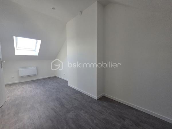 Pavillon sur sous sol de 119 m² à La Charité-sur-Loire
Située en ville, sans vis-à-vis, à seulement quelques minutes du centre-ville, à proximité de la gare, des écoles et des commodités, de la jolie commune de La Charité sur Loire, nous vous présentons ce pavillon sur sous-sol de 1970, d'une superficie habitable de 119 m², implanté sur un terrain de 1 010 m². Il propose 5 pièces dont 4 chambres, réparties comme suit : une entrée, un grand salon séjour, une cuisine indépendante aménagée et équipée, un dégagement, une salle d'eau, un wc indépendant et une chambre au rez-de-chaussée, un palier desservant une salle d'eau et trois chambres à l'étage, ainsi qu'une chaufferie, une cave, une buanderie et un grand garage en sous-sol.
Dès le rez-de-chaussée, l'entrée dessert un grand salon séjour de 31 m², très lumineux. L'entrée dessert une cuisine indépendante, aménagée  et équipée,
Du salon séjour, un dégagement dr couloir  distribue une salle d'eau avec cabine de douche, un wc indépendant,  et une chambre de 13 m² avec dressing.
À l'étage, le palier dessert une salle d'eau, ainsi que trois chambres de 12 m², 11 m² et 14 m², 

Au sous-sol, vous trouverez une chaufferie,une cave, une buanderie de 15 m² avec porte de service, ainsi qu'un grand garage de 30m².
Tous les sols de cette maison sont en carrelage,  parquet ou linoléum.
Elle dispose d'huisseries PVC double vitrage, ainsi que d'un chauffage central au gaz, avec une chaudière installée en août 2025 et un ballon d'eau chaude de 200 L. 
Sa toiture est en tuiles mécaniques béton. 
Côté assainissement, le pavillon est raccordé au tout-à-l'égout.
Côté extérieur, profitez d'une terrasse, d'une dépendance, ainsi que d'un garage de 30 m², complété par 63 m² supplémentaires en sous-sol. Le terrain de 1 010 m², sans vis-à-vis, est idéalement situé en ville, à deux pas de la gare et des commodités. 
Le pavillon dispose également d'un parking intérieur et d'un parking extérieur.

Les plus de ce pavillon : sa situation en ville sans vis-à-vis, à seulement quelques minutes du centre-ville et de la gare, son grand salon séjour, ses 4 chambres, son grand garage de 30 m² complété par 63 m² en sous-sol, sa buanderie et sa cave, 

Des photos supplémentaires sont disponibles sur BSK IMMOBILIER, rubrique Nos conseillers, Olivier FRESLON.
Pour tout renseignement complémentaire ou pour une visite, contactez-moi.au 07.62.78.13.13 

Un pavillon spacieux et lumineux en plein cœur de ville, à découvrir sans tarder : ne passez pas à côté de cette opportunité à La Charité-sur-Loire !