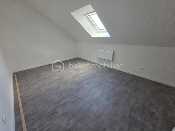 Pavillon sur sous sol de 119 m² à La Charité-sur-Loire
Située en ville, sans vis-à-vis, à seulement quelques minutes du centre-ville, à proximité de la gare, des écoles et des commodités, de la jolie commune de La Charité sur Loire, nous vous présentons ce pavillon sur sous-sol de 1970, d'une superficie habitable de 119 m², implanté sur un terrain de 1 010 m². Il propose 5 pièces dont 4 chambres, réparties comme suit : une entrée, un grand salon séjour, une cuisine indépendante aménagée et équipée, un dégagement, une salle d'eau, un wc indépendant et une chambre au rez-de-chaussée, un palier desservant une salle d'eau et trois chambres à l'étage, ainsi qu'une chaufferie, une cave, une buanderie et un grand garage en sous-sol.
Dès le rez-de-chaussée, l'entrée dessert un grand salon séjour de 31 m², très lumineux. L'entrée dessert une cuisine indépendante, aménagée  et équipée,
Du salon séjour, un dégagement dr couloir  distribue une salle d'eau avec cabine de douche, un wc indépendant,  et une chambre de 13 m² avec dressing.
À l'étage, le palier dessert une salle d'eau, ainsi que trois chambres de 12 m², 11 m² et 14 m², 

Au sous-sol, vous trouverez une chaufferie,une cave, une buanderie de 15 m² avec porte de service, ainsi qu'un grand garage de 30m².
Tous les sols de cette maison sont en carrelage,  parquet ou linoléum.
Elle dispose d'huisseries PVC double vitrage, ainsi que d'un chauffage central au gaz, avec une chaudière installée en août 2025 et un ballon d'eau chaude de 200 L. 
Sa toiture est en tuiles mécaniques béton. 
Côté assainissement, le pavillon est raccordé au tout-à-l'égout.
Côté extérieur, profitez d'une terrasse, d'une dépendance, ainsi que d'un garage de 30 m², complété par 63 m² supplémentaires en sous-sol. Le terrain de 1 010 m², sans vis-à-vis, est idéalement situé en ville, à deux pas de la gare et des commodités. 
Le pavillon dispose également d'un parking intérieur et d'un parking extérieur.

Les plus de ce pavillon : sa situation en ville sans vis-à-vis, à seulement quelques minutes du centre-ville et de la gare, son grand salon séjour, ses 4 chambres, son grand garage de 30 m² complété par 63 m² en sous-sol, sa buanderie et sa cave, 

Des photos supplémentaires sont disponibles sur BSK IMMOBILIER, rubrique Nos conseillers, Olivier FRESLON.
Pour tout renseignement complémentaire ou pour une visite, contactez-moi.au 07.62.78.13.13 

Un pavillon spacieux et lumineux en plein cœur de ville, à découvrir sans tarder : ne passez pas à côté de cette opportunité à La Charité-sur-Loire !