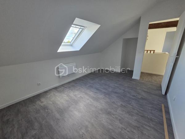 Pavillon sur sous sol de 119 m² à La Charité-sur-Loire
Située en ville, sans vis-à-vis, à seulement quelques minutes du centre-ville, à proximité de la gare, des écoles et des commodités, de la jolie commune de La Charité sur Loire, nous vous présentons ce pavillon sur sous-sol de 1970, d'une superficie habitable de 119 m², implanté sur un terrain de 1 010 m². Il propose 5 pièces dont 4 chambres, réparties comme suit : une entrée, un grand salon séjour, une cuisine indépendante aménagée et équipée, un dégagement, une salle d'eau, un wc indépendant et une chambre au rez-de-chaussée, un palier desservant une salle d'eau et trois chambres à l'étage, ainsi qu'une chaufferie, une cave, une buanderie et un grand garage en sous-sol.
Dès le rez-de-chaussée, l'entrée dessert un grand salon séjour de 31 m², très lumineux. L'entrée dessert une cuisine indépendante, aménagée  et équipée,
Du salon séjour, un dégagement dr couloir  distribue une salle d'eau avec cabine de douche, un wc indépendant,  et une chambre de 13 m² avec dressing.
À l'étage, le palier dessert une salle d'eau, ainsi que trois chambres de 12 m², 11 m² et 14 m², 

Au sous-sol, vous trouverez une chaufferie,une cave, une buanderie de 15 m² avec porte de service, ainsi qu'un grand garage de 30m².
Tous les sols de cette maison sont en carrelage,  parquet ou linoléum.
Elle dispose d'huisseries PVC double vitrage, ainsi que d'un chauffage central au gaz, avec une chaudière installée en août 2025 et un ballon d'eau chaude de 200 L. 
Sa toiture est en tuiles mécaniques béton. 
Côté assainissement, le pavillon est raccordé au tout-à-l'égout.
Côté extérieur, profitez d'une terrasse, d'une dépendance, ainsi que d'un garage de 30 m², complété par 63 m² supplémentaires en sous-sol. Le terrain de 1 010 m², sans vis-à-vis, est idéalement situé en ville, à deux pas de la gare et des commodités. 
Le pavillon dispose également d'un parking intérieur et d'un parking extérieur.

Les plus de ce pavillon : sa situation en ville sans vis-à-vis, à seulement quelques minutes du centre-ville et de la gare, son grand salon séjour, ses 4 chambres, son grand garage de 30 m² complété par 63 m² en sous-sol, sa buanderie et sa cave, 

Des photos supplémentaires sont disponibles sur BSK IMMOBILIER, rubrique Nos conseillers, Olivier FRESLON.
Pour tout renseignement complémentaire ou pour une visite, contactez-moi.au 07.62.78.13.13 

Un pavillon spacieux et lumineux en plein cœur de ville, à découvrir sans tarder : ne passez pas à côté de cette opportunité à La Charité-sur-Loire !