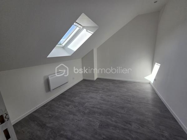 Pavillon sur sous sol de 119 m² à La Charité-sur-Loire
Située en ville, sans vis-à-vis, à seulement quelques minutes du centre-ville, à proximité de la gare, des écoles et des commodités, de la jolie commune de La Charité sur Loire, nous vous présentons ce pavillon sur sous-sol de 1970, d'une superficie habitable de 119 m², implanté sur un terrain de 1 010 m². Il propose 5 pièces dont 4 chambres, réparties comme suit : une entrée, un grand salon séjour, une cuisine indépendante aménagée et équipée, un dégagement, une salle d'eau, un wc indépendant et une chambre au rez-de-chaussée, un palier desservant une salle d'eau et trois chambres à l'étage, ainsi qu'une chaufferie, une cave, une buanderie et un grand garage en sous-sol.
Dès le rez-de-chaussée, l'entrée dessert un grand salon séjour de 31 m², très lumineux. L'entrée dessert une cuisine indépendante, aménagée  et équipée,
Du salon séjour, un dégagement dr couloir  distribue une salle d'eau avec cabine de douche, un wc indépendant,  et une chambre de 13 m² avec dressing.
À l'étage, le palier dessert une salle d'eau, ainsi que trois chambres de 12 m², 11 m² et 14 m², 

Au sous-sol, vous trouverez une chaufferie,une cave, une buanderie de 15 m² avec porte de service, ainsi qu'un grand garage de 30m².
Tous les sols de cette maison sont en carrelage,  parquet ou linoléum.
Elle dispose d'huisseries PVC double vitrage, ainsi que d'un chauffage central au gaz, avec une chaudière installée en août 2025 et un ballon d'eau chaude de 200 L. 
Sa toiture est en tuiles mécaniques béton. 
Côté assainissement, le pavillon est raccordé au tout-à-l'égout.
Côté extérieur, profitez d'une terrasse, d'une dépendance, ainsi que d'un garage de 30 m², complété par 63 m² supplémentaires en sous-sol. Le terrain de 1 010 m², sans vis-à-vis, est idéalement situé en ville, à deux pas de la gare et des commodités. 
Le pavillon dispose également d'un parking intérieur et d'un parking extérieur.

Les plus de ce pavillon : sa situation en ville sans vis-à-vis, à seulement quelques minutes du centre-ville et de la gare, son grand salon séjour, ses 4 chambres, son grand garage de 30 m² complété par 63 m² en sous-sol, sa buanderie et sa cave, 

Des photos supplémentaires sont disponibles sur BSK IMMOBILIER, rubrique Nos conseillers, Olivier FRESLON.
Pour tout renseignement complémentaire ou pour une visite, contactez-moi.au 07.62.78.13.13 

Un pavillon spacieux et lumineux en plein cœur de ville, à découvrir sans tarder : ne passez pas à côté de cette opportunité à La Charité-sur-Loire !