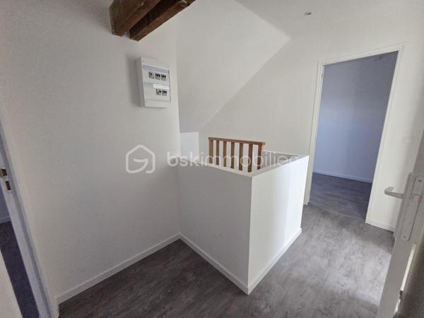 Pavillon sur sous sol de 119 m² à La Charité-sur-Loire
Située en ville, sans vis-à-vis, à seulement quelques minutes du centre-ville, à proximité de la gare, des écoles et des commodités, de la jolie commune de La Charité sur Loire, nous vous présentons ce pavillon sur sous-sol de 1970, d'une superficie habitable de 119 m², implanté sur un terrain de 1 010 m². Il propose 5 pièces dont 4 chambres, réparties comme suit : une entrée, un grand salon séjour, une cuisine indépendante aménagée et équipée, un dégagement, une salle d'eau, un wc indépendant et une chambre au rez-de-chaussée, un palier desservant une salle d'eau et trois chambres à l'étage, ainsi qu'une chaufferie, une cave, une buanderie et un grand garage en sous-sol.
Dès le rez-de-chaussée, l'entrée dessert un grand salon séjour de 31 m², très lumineux. L'entrée dessert une cuisine indépendante, aménagée  et équipée,
Du salon séjour, un dégagement dr couloir  distribue une salle d'eau avec cabine de douche, un wc indépendant,  et une chambre de 13 m² avec dressing.
À l'étage, le palier dessert une salle d'eau, ainsi que trois chambres de 12 m², 11 m² et 14 m², 

Au sous-sol, vous trouverez une chaufferie,une cave, une buanderie de 15 m² avec porte de service, ainsi qu'un grand garage de 30m².
Tous les sols de cette maison sont en carrelage,  parquet ou linoléum.
Elle dispose d'huisseries PVC double vitrage, ainsi que d'un chauffage central au gaz, avec une chaudière installée en août 2025 et un ballon d'eau chaude de 200 L. 
Sa toiture est en tuiles mécaniques béton. 
Côté assainissement, le pavillon est raccordé au tout-à-l'égout.
Côté extérieur, profitez d'une terrasse, d'une dépendance, ainsi que d'un garage de 30 m², complété par 63 m² supplémentaires en sous-sol. Le terrain de 1 010 m², sans vis-à-vis, est idéalement situé en ville, à deux pas de la gare et des commodités. 
Le pavillon dispose également d'un parking intérieur et d'un parking extérieur.

Les plus de ce pavillon : sa situation en ville sans vis-à-vis, à seulement quelques minutes du centre-ville et de la gare, son grand salon séjour, ses 4 chambres, son grand garage de 30 m² complété par 63 m² en sous-sol, sa buanderie et sa cave, 

Des photos supplémentaires sont disponibles sur BSK IMMOBILIER, rubrique Nos conseillers, Olivier FRESLON.
Pour tout renseignement complémentaire ou pour une visite, contactez-moi.au 07.62.78.13.13 

Un pavillon spacieux et lumineux en plein cœur de ville, à découvrir sans tarder : ne passez pas à côté de cette opportunité à La Charité-sur-Loire !