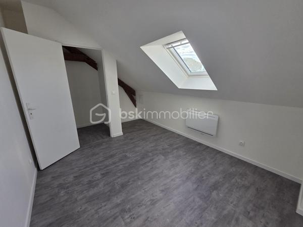 Pavillon sur sous sol de 119 m² à La Charité-sur-Loire
Située en ville, sans vis-à-vis, à seulement quelques minutes du centre-ville, à proximité de la gare, des écoles et des commodités, de la jolie commune de La Charité sur Loire, nous vous présentons ce pavillon sur sous-sol de 1970, d'une superficie habitable de 119 m², implanté sur un terrain de 1 010 m². Il propose 5 pièces dont 4 chambres, réparties comme suit : une entrée, un grand salon séjour, une cuisine indépendante aménagée et équipée, un dégagement, une salle d'eau, un wc indépendant et une chambre au rez-de-chaussée, un palier desservant une salle d'eau et trois chambres à l'étage, ainsi qu'une chaufferie, une cave, une buanderie et un grand garage en sous-sol.
Dès le rez-de-chaussée, l'entrée dessert un grand salon séjour de 31 m², très lumineux. L'entrée dessert une cuisine indépendante, aménagée  et équipée,
Du salon séjour, un dégagement dr couloir  distribue une salle d'eau avec cabine de douche, un wc indépendant,  et une chambre de 13 m² avec dressing.
À l'étage, le palier dessert une salle d'eau, ainsi que trois chambres de 12 m², 11 m² et 14 m², 

Au sous-sol, vous trouverez une chaufferie,une cave, une buanderie de 15 m² avec porte de service, ainsi qu'un grand garage de 30m².
Tous les sols de cette maison sont en carrelage,  parquet ou linoléum.
Elle dispose d'huisseries PVC double vitrage, ainsi que d'un chauffage central au gaz, avec une chaudière installée en août 2025 et un ballon d'eau chaude de 200 L. 
Sa toiture est en tuiles mécaniques béton. 
Côté assainissement, le pavillon est raccordé au tout-à-l'égout.
Côté extérieur, profitez d'une terrasse, d'une dépendance, ainsi que d'un garage de 30 m², complété par 63 m² supplémentaires en sous-sol. Le terrain de 1 010 m², sans vis-à-vis, est idéalement situé en ville, à deux pas de la gare et des commodités. 
Le pavillon dispose également d'un parking intérieur et d'un parking extérieur.

Les plus de ce pavillon : sa situation en ville sans vis-à-vis, à seulement quelques minutes du centre-ville et de la gare, son grand salon séjour, ses 4 chambres, son grand garage de 30 m² complété par 63 m² en sous-sol, sa buanderie et sa cave, 

Des photos supplémentaires sont disponibles sur BSK IMMOBILIER, rubrique Nos conseillers, Olivier FRESLON.
Pour tout renseignement complémentaire ou pour une visite, contactez-moi.au 07.62.78.13.13 

Un pavillon spacieux et lumineux en plein cœur de ville, à découvrir sans tarder : ne passez pas à côté de cette opportunité à La Charité-sur-Loire !