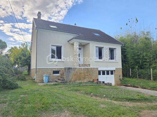 Pavillon sur sous sol de 119 m² à La Charité-sur-Loire
Située en ville, sans vis-à-vis, à seulement quelques minutes du centre-ville, à proximité de la gare, des écoles et des commodités, de la jolie commune de La Charité sur Loire, nous vous présentons ce pavillon sur sous-sol de 1970, d'une superficie habitable de 119 m², implanté sur un terrain de 1 010 m². Il propose 5 pièces dont 4 chambres, réparties comme suit : une entrée, un grand salon séjour, une cuisine indépendante aménagée et équipée, un dégagement, une salle d'eau, un wc indépendant et une chambre au rez-de-chaussée, un palier desservant une salle d'eau et trois chambres à l'étage, ainsi qu'une chaufferie, une cave, une buanderie et un grand garage en sous-sol.
Dès le rez-de-chaussée, l'entrée dessert un grand salon séjour de 31 m², très lumineux. L'entrée dessert une cuisine indépendante, aménagée  et équipée,
Du salon séjour, un dégagement dr couloir  distribue une salle d'eau avec cabine de douche, un wc indépendant,  et une chambre de 13 m² avec dressing.
À l'étage, le palier dessert une salle d'eau, ainsi que trois chambres de 12 m², 11 m² et 14 m², 

Au sous-sol, vous trouverez une chaufferie,une cave, une buanderie de 15 m² avec porte de service, ainsi qu'un grand garage de 30m².
Tous les sols de cette maison sont en carrelage,  parquet ou linoléum.
Elle dispose d'huisseries PVC double vitrage, ainsi que d'un chauffage central au gaz, avec une chaudière installée en août 2025 et un ballon d'eau chaude de 200 L. 
Sa toiture est en tuiles mécaniques béton. 
Côté assainissement, le pavillon est raccordé au tout-à-l'égout.
Côté extérieur, profitez d'une terrasse, d'une dépendance, ainsi que d'un garage de 30 m², complété par 63 m² supplémentaires en sous-sol. Le terrain de 1 010 m², sans vis-à-vis, est idéalement situé en ville, à deux pas de la gare et des commodités. 
Le pavillon dispose également d'un parking intérieur et d'un parking extérieur.

Les plus de ce pavillon : sa situation en ville sans vis-à-vis, à seulement quelques minutes du centre-ville et de la gare, son grand salon séjour, ses 4 chambres, son grand garage de 30 m² complété par 63 m² en sous-sol, sa buanderie et sa cave, 

Des photos supplémentaires sont disponibles sur BSK IMMOBILIER, rubrique Nos conseillers, Olivier FRESLON.
Pour tout renseignement complémentaire ou pour une visite, contactez-moi.au 07.62.78.13.13 

Un pavillon spacieux et lumineux en plein cœur de ville, à découvrir sans tarder : ne passez pas à côté de cette opportunité à La Charité-sur-Loire !