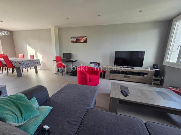 Pavillon sur sous sol de 119 m² à La Charité-sur-Loire
Située en ville, sans vis-à-vis, à seulement quelques minutes du centre-ville, à proximité de la gare, des écoles et des commodités, de la jolie commune de La Charité sur Loire, nous vous présentons ce pavillon sur sous-sol de 1970, d'une superficie habitable de 119 m², implanté sur un terrain de 1 010 m². Il propose 5 pièces dont 4 chambres, réparties comme suit : une entrée, un grand salon séjour, une cuisine indépendante aménagée et équipée, un dégagement, une salle d'eau, un wc indépendant et une chambre au rez-de-chaussée, un palier desservant une salle d'eau et trois chambres à l'étage, ainsi qu'une chaufferie, une cave, une buanderie et un grand garage en sous-sol.
Dès le rez-de-chaussée, l'entrée dessert un grand salon séjour de 31 m², très lumineux. L'entrée dessert une cuisine indépendante, aménagée  et équipée,
Du salon séjour, un dégagement dr couloir  distribue une salle d'eau avec cabine de douche, un wc indépendant,  et une chambre de 13 m² avec dressing.
À l'étage, le palier dessert une salle d'eau, ainsi que trois chambres de 12 m², 11 m² et 14 m², 

Au sous-sol, vous trouverez une chaufferie,une cave, une buanderie de 15 m² avec porte de service, ainsi qu'un grand garage de 30m².
Tous les sols de cette maison sont en carrelage,  parquet ou linoléum.
Elle dispose d'huisseries PVC double vitrage, ainsi que d'un chauffage central au gaz, avec une chaudière installée en août 2025 et un ballon d'eau chaude de 200 L. 
Sa toiture est en tuiles mécaniques béton. 
Côté assainissement, le pavillon est raccordé au tout-à-l'égout.
Côté extérieur, profitez d'une terrasse, d'une dépendance, ainsi que d'un garage de 30 m², complété par 63 m² supplémentaires en sous-sol. Le terrain de 1 010 m², sans vis-à-vis, est idéalement situé en ville, à deux pas de la gare et des commodités. 
Le pavillon dispose également d'un parking intérieur et d'un parking extérieur.

Les plus de ce pavillon : sa situation en ville sans vis-à-vis, à seulement quelques minutes du centre-ville et de la gare, son grand salon séjour, ses 4 chambres, son grand garage de 30 m² complété par 63 m² en sous-sol, sa buanderie et sa cave, 

Des photos supplémentaires sont disponibles sur BSK IMMOBILIER, rubrique Nos conseillers, Olivier FRESLON.
Pour tout renseignement complémentaire ou pour une visite, contactez-moi.au 07.62.78.13.13 

Un pavillon spacieux et lumineux en plein cœur de ville, à découvrir sans tarder : ne passez pas à côté de cette opportunité à La Charité-sur-Loire !