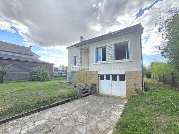 Pavillon sur sous sol de 119 m² à La Charité-sur-Loire
Située en ville, sans vis-à-vis, à seulement quelques minutes du centre-ville, à proximité de la gare, des écoles et des commodités, de la jolie commune de La Charité sur Loire, nous vous présentons ce pavillon sur sous-sol de 1970, d'une superficie habitable de 119 m², implanté sur un terrain de 1 010 m². Il propose 5 pièces dont 4 chambres, réparties comme suit : une entrée, un grand salon séjour, une cuisine indépendante aménagée et équipée, un dégagement, une salle d'eau, un wc indépendant et une chambre au rez-de-chaussée, un palier desservant une salle d'eau et trois chambres à l'étage, ainsi qu'une chaufferie, une cave, une buanderie et un grand garage en sous-sol.
Dès le rez-de-chaussée, l'entrée dessert un grand salon séjour de 31 m², très lumineux. L'entrée dessert une cuisine indépendante, aménagée  et équipée,
Du salon séjour, un dégagement dr couloir  distribue une salle d'eau avec cabine de douche, un wc indépendant,  et une chambre de 13 m² avec dressing.
À l'étage, le palier dessert une salle d'eau, ainsi que trois chambres de 12 m², 11 m² et 14 m², 

Au sous-sol, vous trouverez une chaufferie,une cave, une buanderie de 15 m² avec porte de service, ainsi qu'un grand garage de 30m².
Tous les sols de cette maison sont en carrelage,  parquet ou linoléum.
Elle dispose d'huisseries PVC double vitrage, ainsi que d'un chauffage central au gaz, avec une chaudière installée en août 2025 et un ballon d'eau chaude de 200 L. 
Sa toiture est en tuiles mécaniques béton. 
Côté assainissement, le pavillon est raccordé au tout-à-l'égout.
Côté extérieur, profitez d'une terrasse, d'une dépendance, ainsi que d'un garage de 30 m², complété par 63 m² supplémentaires en sous-sol. Le terrain de 1 010 m², sans vis-à-vis, est idéalement situé en ville, à deux pas de la gare et des commodités. 
Le pavillon dispose également d'un parking intérieur et d'un parking extérieur.

Les plus de ce pavillon : sa situation en ville sans vis-à-vis, à seulement quelques minutes du centre-ville et de la gare, son grand salon séjour, ses 4 chambres, son grand garage de 30 m² complété par 63 m² en sous-sol, sa buanderie et sa cave, 

Des photos supplémentaires sont disponibles sur BSK IMMOBILIER, rubrique Nos conseillers, Olivier FRESLON.
Pour tout renseignement complémentaire ou pour une visite, contactez-moi.au 07.62.78.13.13 

Un pavillon spacieux et lumineux en plein cœur de ville, à découvrir sans tarder : ne passez pas à côté de cette opportunité à La Charité-sur-Loire !