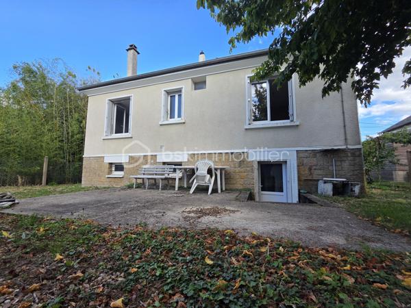 Pavillon sur sous sol de 119 m² à La Charité-sur-Loire
Située en ville, sans vis-à-vis, à seulement quelques minutes du centre-ville, à proximité de la gare, des écoles et des commodités, de la jolie commune de La Charité sur Loire, nous vous présentons ce pavillon sur sous-sol de 1970, d'une superficie habitable de 119 m², implanté sur un terrain de 1 010 m². Il propose 5 pièces dont 4 chambres, réparties comme suit : une entrée, un grand salon séjour, une cuisine indépendante aménagée et équipée, un dégagement, une salle d'eau, un wc indépendant et une chambre au rez-de-chaussée, un palier desservant une salle d'eau et trois chambres à l'étage, ainsi qu'une chaufferie, une cave, une buanderie et un grand garage en sous-sol.
Dès le rez-de-chaussée, l'entrée dessert un grand salon séjour de 31 m², très lumineux. L'entrée dessert une cuisine indépendante, aménagée  et équipée,
Du salon séjour, un dégagement dr couloir  distribue une salle d'eau avec cabine de douche, un wc indépendant,  et une chambre de 13 m² avec dressing.
À l'étage, le palier dessert une salle d'eau, ainsi que trois chambres de 12 m², 11 m² et 14 m², 

Au sous-sol, vous trouverez une chaufferie,une cave, une buanderie de 15 m² avec porte de service, ainsi qu'un grand garage de 30m².
Tous les sols de cette maison sont en carrelage,  parquet ou linoléum.
Elle dispose d'huisseries PVC double vitrage, ainsi que d'un chauffage central au gaz, avec une chaudière installée en août 2025 et un ballon d'eau chaude de 200 L. 
Sa toiture est en tuiles mécaniques béton. 
Côté assainissement, le pavillon est raccordé au tout-à-l'égout.
Côté extérieur, profitez d'une terrasse, d'une dépendance, ainsi que d'un garage de 30 m², complété par 63 m² supplémentaires en sous-sol. Le terrain de 1 010 m², sans vis-à-vis, est idéalement situé en ville, à deux pas de la gare et des commodités. 
Le pavillon dispose également d'un parking intérieur et d'un parking extérieur.

Les plus de ce pavillon : sa situation en ville sans vis-à-vis, à seulement quelques minutes du centre-ville et de la gare, son grand salon séjour, ses 4 chambres, son grand garage de 30 m² complété par 63 m² en sous-sol, sa buanderie et sa cave, 

Des photos supplémentaires sont disponibles sur BSK IMMOBILIER, rubrique Nos conseillers, Olivier FRESLON.
Pour tout renseignement complémentaire ou pour une visite, contactez-moi.au 07.62.78.13.13 

Un pavillon spacieux et lumineux en plein cœur de ville, à découvrir sans tarder : ne passez pas à côté de cette opportunité à La Charité-sur-Loire !