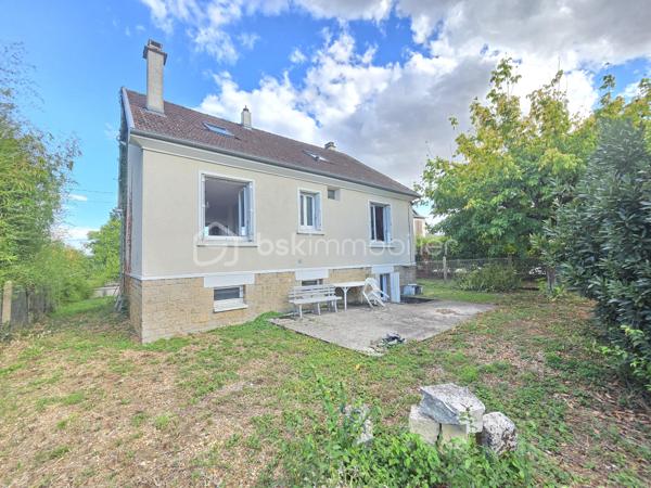 Pavillon sur sous sol de 119 m² à La Charité-sur-Loire
Située en ville, sans vis-à-vis, à seulement quelques minutes du centre-ville, à proximité de la gare, des écoles et des commodités, de la jolie commune de La Charité sur Loire, nous vous présentons ce pavillon sur sous-sol de 1970, d'une superficie habitable de 119 m², implanté sur un terrain de 1 010 m². Il propose 5 pièces dont 4 chambres, réparties comme suit : une entrée, un grand salon séjour, une cuisine indépendante aménagée et équipée, un dégagement, une salle d'eau, un wc indépendant et une chambre au rez-de-chaussée, un palier desservant une salle d'eau et trois chambres à l'étage, ainsi qu'une chaufferie, une cave, une buanderie et un grand garage en sous-sol.
Dès le rez-de-chaussée, l'entrée dessert un grand salon séjour de 31 m², très lumineux. L'entrée dessert une cuisine indépendante, aménagée  et équipée,
Du salon séjour, un dégagement dr couloir  distribue une salle d'eau avec cabine de douche, un wc indépendant,  et une chambre de 13 m² avec dressing.
À l'étage, le palier dessert une salle d'eau, ainsi que trois chambres de 12 m², 11 m² et 14 m², 

Au sous-sol, vous trouverez une chaufferie,une cave, une buanderie de 15 m² avec porte de service, ainsi qu'un grand garage de 30m².
Tous les sols de cette maison sont en carrelage,  parquet ou linoléum.
Elle dispose d'huisseries PVC double vitrage, ainsi que d'un chauffage central au gaz, avec une chaudière installée en août 2025 et un ballon d'eau chaude de 200 L. 
Sa toiture est en tuiles mécaniques béton. 
Côté assainissement, le pavillon est raccordé au tout-à-l'égout.
Côté extérieur, profitez d'une terrasse, d'une dépendance, ainsi que d'un garage de 30 m², complété par 63 m² supplémentaires en sous-sol. Le terrain de 1 010 m², sans vis-à-vis, est idéalement situé en ville, à deux pas de la gare et des commodités. 
Le pavillon dispose également d'un parking intérieur et d'un parking extérieur.

Les plus de ce pavillon : sa situation en ville sans vis-à-vis, à seulement quelques minutes du centre-ville et de la gare, son grand salon séjour, ses 4 chambres, son grand garage de 30 m² complété par 63 m² en sous-sol, sa buanderie et sa cave, 

Des photos supplémentaires sont disponibles sur BSK IMMOBILIER, rubrique Nos conseillers, Olivier FRESLON.
Pour tout renseignement complémentaire ou pour une visite, contactez-moi.au 07.62.78.13.13 

Un pavillon spacieux et lumineux en plein cœur de ville, à découvrir sans tarder : ne passez pas à côté de cette opportunité à La Charité-sur-Loire !