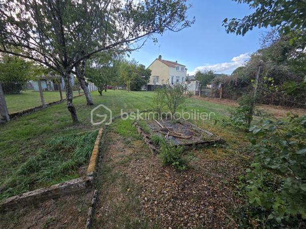 Pavillon sur sous sol de 119 m² à La Charité-sur-Loire
Située en ville, sans vis-à-vis, à seulement quelques minutes du centre-ville, à proximité de la gare, des écoles et des commodités, de la jolie commune de La Charité sur Loire, nous vous présentons ce pavillon sur sous-sol de 1970, d'une superficie habitable de 119 m², implanté sur un terrain de 1 010 m². Il propose 5 pièces dont 4 chambres, réparties comme suit : une entrée, un grand salon séjour, une cuisine indépendante aménagée et équipée, un dégagement, une salle d'eau, un wc indépendant et une chambre au rez-de-chaussée, un palier desservant une salle d'eau et trois chambres à l'étage, ainsi qu'une chaufferie, une cave, une buanderie et un grand garage en sous-sol.
Dès le rez-de-chaussée, l'entrée dessert un grand salon séjour de 31 m², très lumineux. L'entrée dessert une cuisine indépendante, aménagée  et équipée,
Du salon séjour, un dégagement dr couloir  distribue une salle d'eau avec cabine de douche, un wc indépendant,  et une chambre de 13 m² avec dressing.
À l'étage, le palier dessert une salle d'eau, ainsi que trois chambres de 12 m², 11 m² et 14 m², 

Au sous-sol, vous trouverez une chaufferie,une cave, une buanderie de 15 m² avec porte de service, ainsi qu'un grand garage de 30m².
Tous les sols de cette maison sont en carrelage,  parquet ou linoléum.
Elle dispose d'huisseries PVC double vitrage, ainsi que d'un chauffage central au gaz, avec une chaudière installée en août 2025 et un ballon d'eau chaude de 200 L. 
Sa toiture est en tuiles mécaniques béton. 
Côté assainissement, le pavillon est raccordé au tout-à-l'égout.
Côté extérieur, profitez d'une terrasse, d'une dépendance, ainsi que d'un garage de 30 m², complété par 63 m² supplémentaires en sous-sol. Le terrain de 1 010 m², sans vis-à-vis, est idéalement situé en ville, à deux pas de la gare et des commodités. 
Le pavillon dispose également d'un parking intérieur et d'un parking extérieur.

Les plus de ce pavillon : sa situation en ville sans vis-à-vis, à seulement quelques minutes du centre-ville et de la gare, son grand salon séjour, ses 4 chambres, son grand garage de 30 m² complété par 63 m² en sous-sol, sa buanderie et sa cave, 

Des photos supplémentaires sont disponibles sur BSK IMMOBILIER, rubrique Nos conseillers, Olivier FRESLON.
Pour tout renseignement complémentaire ou pour une visite, contactez-moi.au 07.62.78.13.13 

Un pavillon spacieux et lumineux en plein cœur de ville, à découvrir sans tarder : ne passez pas à côté de cette opportunité à La Charité-sur-Loire !
