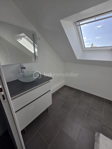 Pavillon sur sous sol de 119 m² à La Charité-sur-Loire
Située en ville, sans vis-à-vis, à seulement quelques minutes du centre-ville, à proximité de la gare, des écoles et des commodités, de la jolie commune de La Charité sur Loire, nous vous présentons ce pavillon sur sous-sol de 1970, d'une superficie habitable de 119 m², implanté sur un terrain de 1 010 m². Il propose 5 pièces dont 4 chambres, réparties comme suit : une entrée, un grand salon séjour, une cuisine indépendante aménagée et équipée, un dégagement, une salle d'eau, un wc indépendant et une chambre au rez-de-chaussée, un palier desservant une salle d'eau et trois chambres à l'étage, ainsi qu'une chaufferie, une cave, une buanderie et un grand garage en sous-sol.
Dès le rez-de-chaussée, l'entrée dessert un grand salon séjour de 31 m², très lumineux. L'entrée dessert une cuisine indépendante, aménagée  et équipée,
Du salon séjour, un dégagement dr couloir  distribue une salle d'eau avec cabine de douche, un wc indépendant,  et une chambre de 13 m² avec dressing.
À l'étage, le palier dessert une salle d'eau, ainsi que trois chambres de 12 m², 11 m² et 14 m², 

Au sous-sol, vous trouverez une chaufferie,une cave, une buanderie de 15 m² avec porte de service, ainsi qu'un grand garage de 30m².
Tous les sols de cette maison sont en carrelage,  parquet ou linoléum.
Elle dispose d'huisseries PVC double vitrage, ainsi que d'un chauffage central au gaz, avec une chaudière installée en août 2025 et un ballon d'eau chaude de 200 L. 
Sa toiture est en tuiles mécaniques béton. 
Côté assainissement, le pavillon est raccordé au tout-à-l'égout.
Côté extérieur, profitez d'une terrasse, d'une dépendance, ainsi que d'un garage de 30 m², complété par 63 m² supplémentaires en sous-sol. Le terrain de 1 010 m², sans vis-à-vis, est idéalement situé en ville, à deux pas de la gare et des commodités. 
Le pavillon dispose également d'un parking intérieur et d'un parking extérieur.

Les plus de ce pavillon : sa situation en ville sans vis-à-vis, à seulement quelques minutes du centre-ville et de la gare, son grand salon séjour, ses 4 chambres, son grand garage de 30 m² complété par 63 m² en sous-sol, sa buanderie et sa cave, 

Des photos supplémentaires sont disponibles sur BSK IMMOBILIER, rubrique Nos conseillers, Olivier FRESLON.
Pour tout renseignement complémentaire ou pour une visite, contactez-moi.au 07.62.78.13.13 

Un pavillon spacieux et lumineux en plein cœur de ville, à découvrir sans tarder : ne passez pas à côté de cette opportunité à La Charité-sur-Loire !