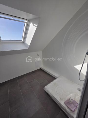Pavillon sur sous sol de 119 m² à La Charité-sur-Loire
Située en ville, sans vis-à-vis, à seulement quelques minutes du centre-ville, à proximité de la gare, des écoles et des commodités, de la jolie commune de La Charité sur Loire, nous vous présentons ce pavillon sur sous-sol de 1970, d'une superficie habitable de 119 m², implanté sur un terrain de 1 010 m². Il propose 5 pièces dont 4 chambres, réparties comme suit : une entrée, un grand salon séjour, une cuisine indépendante aménagée et équipée, un dégagement, une salle d'eau, un wc indépendant et une chambre au rez-de-chaussée, un palier desservant une salle d'eau et trois chambres à l'étage, ainsi qu'une chaufferie, une cave, une buanderie et un grand garage en sous-sol.
Dès le rez-de-chaussée, l'entrée dessert un grand salon séjour de 31 m², très lumineux. L'entrée dessert une cuisine indépendante, aménagée  et équipée,
Du salon séjour, un dégagement dr couloir  distribue une salle d'eau avec cabine de douche, un wc indépendant,  et une chambre de 13 m² avec dressing.
À l'étage, le palier dessert une salle d'eau, ainsi que trois chambres de 12 m², 11 m² et 14 m², 

Au sous-sol, vous trouverez une chaufferie,une cave, une buanderie de 15 m² avec porte de service, ainsi qu'un grand garage de 30m².
Tous les sols de cette maison sont en carrelage,  parquet ou linoléum.
Elle dispose d'huisseries PVC double vitrage, ainsi que d'un chauffage central au gaz, avec une chaudière installée en août 2025 et un ballon d'eau chaude de 200 L. 
Sa toiture est en tuiles mécaniques béton. 
Côté assainissement, le pavillon est raccordé au tout-à-l'égout.
Côté extérieur, profitez d'une terrasse, d'une dépendance, ainsi que d'un garage de 30 m², complété par 63 m² supplémentaires en sous-sol. Le terrain de 1 010 m², sans vis-à-vis, est idéalement situé en ville, à deux pas de la gare et des commodités. 
Le pavillon dispose également d'un parking intérieur et d'un parking extérieur.

Les plus de ce pavillon : sa situation en ville sans vis-à-vis, à seulement quelques minutes du centre-ville et de la gare, son grand salon séjour, ses 4 chambres, son grand garage de 30 m² complété par 63 m² en sous-sol, sa buanderie et sa cave, 

Des photos supplémentaires sont disponibles sur BSK IMMOBILIER, rubrique Nos conseillers, Olivier FRESLON.
Pour tout renseignement complémentaire ou pour une visite, contactez-moi.au 07.62.78.13.13 

Un pavillon spacieux et lumineux en plein cœur de ville, à découvrir sans tarder : ne passez pas à côté de cette opportunité à La Charité-sur-Loire !