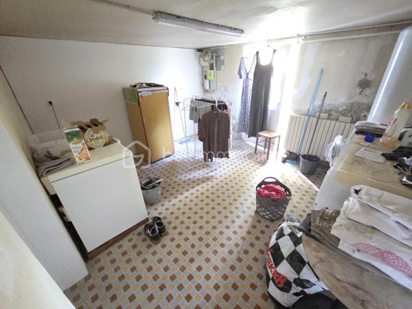 Pavillon sur sous sol de 119 m² à La Charité-sur-Loire
Située en ville, sans vis-à-vis, à seulement quelques minutes du centre-ville, à proximité de la gare, des écoles et des commodités, de la jolie commune de La Charité sur Loire, nous vous présentons ce pavillon sur sous-sol de 1970, d'une superficie habitable de 119 m², implanté sur un terrain de 1 010 m². Il propose 5 pièces dont 4 chambres, réparties comme suit : une entrée, un grand salon séjour, une cuisine indépendante aménagée et équipée, un dégagement, une salle d'eau, un wc indépendant et une chambre au rez-de-chaussée, un palier desservant une salle d'eau et trois chambres à l'étage, ainsi qu'une chaufferie, une cave, une buanderie et un grand garage en sous-sol.
Dès le rez-de-chaussée, l'entrée dessert un grand salon séjour de 31 m², très lumineux. L'entrée dessert une cuisine indépendante, aménagée  et équipée,
Du salon séjour, un dégagement dr couloir  distribue une salle d'eau avec cabine de douche, un wc indépendant,  et une chambre de 13 m² avec dressing.
À l'étage, le palier dessert une salle d'eau, ainsi que trois chambres de 12 m², 11 m² et 14 m², 

Au sous-sol, vous trouverez une chaufferie,une cave, une buanderie de 15 m² avec porte de service, ainsi qu'un grand garage de 30m².
Tous les sols de cette maison sont en carrelage,  parquet ou linoléum.
Elle dispose d'huisseries PVC double vitrage, ainsi que d'un chauffage central au gaz, avec une chaudière installée en août 2025 et un ballon d'eau chaude de 200 L. 
Sa toiture est en tuiles mécaniques béton. 
Côté assainissement, le pavillon est raccordé au tout-à-l'égout.
Côté extérieur, profitez d'une terrasse, d'une dépendance, ainsi que d'un garage de 30 m², complété par 63 m² supplémentaires en sous-sol. Le terrain de 1 010 m², sans vis-à-vis, est idéalement situé en ville, à deux pas de la gare et des commodités. 
Le pavillon dispose également d'un parking intérieur et d'un parking extérieur.

Les plus de ce pavillon : sa situation en ville sans vis-à-vis, à seulement quelques minutes du centre-ville et de la gare, son grand salon séjour, ses 4 chambres, son grand garage de 30 m² complété par 63 m² en sous-sol, sa buanderie et sa cave, 

Des photos supplémentaires sont disponibles sur BSK IMMOBILIER, rubrique Nos conseillers, Olivier FRESLON.
Pour tout renseignement complémentaire ou pour une visite, contactez-moi.au 07.62.78.13.13 

Un pavillon spacieux et lumineux en plein cœur de ville, à découvrir sans tarder : ne passez pas à côté de cette opportunité à La Charité-sur-Loire !