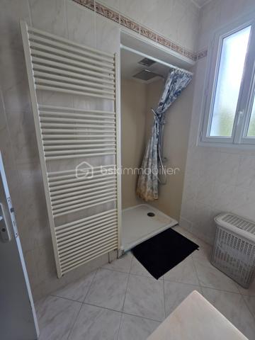 Pavillon sur sous sol de 119 m² à La Charité-sur-Loire
Située en ville, sans vis-à-vis, à seulement quelques minutes du centre-ville, à proximité de la gare, des écoles et des commodités, de la jolie commune de La Charité sur Loire, nous vous présentons ce pavillon sur sous-sol de 1970, d'une superficie habitable de 119 m², implanté sur un terrain de 1 010 m². Il propose 5 pièces dont 4 chambres, réparties comme suit : une entrée, un grand salon séjour, une cuisine indépendante aménagée et équipée, un dégagement, une salle d'eau, un wc indépendant et une chambre au rez-de-chaussée, un palier desservant une salle d'eau et trois chambres à l'étage, ainsi qu'une chaufferie, une cave, une buanderie et un grand garage en sous-sol.
Dès le rez-de-chaussée, l'entrée dessert un grand salon séjour de 31 m², très lumineux. L'entrée dessert une cuisine indépendante, aménagée  et équipée,
Du salon séjour, un dégagement dr couloir  distribue une salle d'eau avec cabine de douche, un wc indépendant,  et une chambre de 13 m² avec dressing.
À l'étage, le palier dessert une salle d'eau, ainsi que trois chambres de 12 m², 11 m² et 14 m², 

Au sous-sol, vous trouverez une chaufferie,une cave, une buanderie de 15 m² avec porte de service, ainsi qu'un grand garage de 30m².
Tous les sols de cette maison sont en carrelage,  parquet ou linoléum.
Elle dispose d'huisseries PVC double vitrage, ainsi que d'un chauffage central au gaz, avec une chaudière installée en août 2025 et un ballon d'eau chaude de 200 L. 
Sa toiture est en tuiles mécaniques béton. 
Côté assainissement, le pavillon est raccordé au tout-à-l'égout.
Côté extérieur, profitez d'une terrasse, d'une dépendance, ainsi que d'un garage de 30 m², complété par 63 m² supplémentaires en sous-sol. Le terrain de 1 010 m², sans vis-à-vis, est idéalement situé en ville, à deux pas de la gare et des commodités. 
Le pavillon dispose également d'un parking intérieur et d'un parking extérieur.

Les plus de ce pavillon : sa situation en ville sans vis-à-vis, à seulement quelques minutes du centre-ville et de la gare, son grand salon séjour, ses 4 chambres, son grand garage de 30 m² complété par 63 m² en sous-sol, sa buanderie et sa cave, 

Des photos supplémentaires sont disponibles sur BSK IMMOBILIER, rubrique Nos conseillers, Olivier FRESLON.
Pour tout renseignement complémentaire ou pour une visite, contactez-moi.au 07.62.78.13.13 

Un pavillon spacieux et lumineux en plein cœur de ville, à découvrir sans tarder : ne passez pas à côté de cette opportunité à La Charité-sur-Loire !