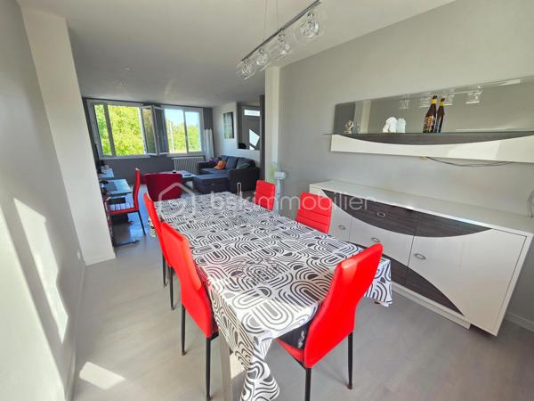 Pavillon sur sous sol de 119 m² à La Charité-sur-Loire
Située en ville, sans vis-à-vis, à seulement quelques minutes du centre-ville, à proximité de la gare, des écoles et des commodités, de la jolie commune de La Charité sur Loire, nous vous présentons ce pavillon sur sous-sol de 1970, d'une superficie habitable de 119 m², implanté sur un terrain de 1 010 m². Il propose 5 pièces dont 4 chambres, réparties comme suit : une entrée, un grand salon séjour, une cuisine indépendante aménagée et équipée, un dégagement, une salle d'eau, un wc indépendant et une chambre au rez-de-chaussée, un palier desservant une salle d'eau et trois chambres à l'étage, ainsi qu'une chaufferie, une cave, une buanderie et un grand garage en sous-sol.
Dès le rez-de-chaussée, l'entrée dessert un grand salon séjour de 31 m², très lumineux. L'entrée dessert une cuisine indépendante, aménagée  et équipée,
Du salon séjour, un dégagement dr couloir  distribue une salle d'eau avec cabine de douche, un wc indépendant,  et une chambre de 13 m² avec dressing.
À l'étage, le palier dessert une salle d'eau, ainsi que trois chambres de 12 m², 11 m² et 14 m², 

Au sous-sol, vous trouverez une chaufferie,une cave, une buanderie de 15 m² avec porte de service, ainsi qu'un grand garage de 30m².
Tous les sols de cette maison sont en carrelage,  parquet ou linoléum.
Elle dispose d'huisseries PVC double vitrage, ainsi que d'un chauffage central au gaz, avec une chaudière installée en août 2025 et un ballon d'eau chaude de 200 L. 
Sa toiture est en tuiles mécaniques béton. 
Côté assainissement, le pavillon est raccordé au tout-à-l'égout.
Côté extérieur, profitez d'une terrasse, d'une dépendance, ainsi que d'un garage de 30 m², complété par 63 m² supplémentaires en sous-sol. Le terrain de 1 010 m², sans vis-à-vis, est idéalement situé en ville, à deux pas de la gare et des commodités. 
Le pavillon dispose également d'un parking intérieur et d'un parking extérieur.

Les plus de ce pavillon : sa situation en ville sans vis-à-vis, à seulement quelques minutes du centre-ville et de la gare, son grand salon séjour, ses 4 chambres, son grand garage de 30 m² complété par 63 m² en sous-sol, sa buanderie et sa cave, 

Des photos supplémentaires sont disponibles sur BSK IMMOBILIER, rubrique Nos conseillers, Olivier FRESLON.
Pour tout renseignement complémentaire ou pour une visite, contactez-moi.au 07.62.78.13.13 

Un pavillon spacieux et lumineux en plein cœur de ville, à découvrir sans tarder : ne passez pas à côté de cette opportunité à La Charité-sur-Loire !