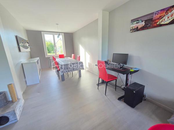 Pavillon sur sous sol de 119 m² à La Charité-sur-Loire
Située en ville, sans vis-à-vis, à seulement quelques minutes du centre-ville, à proximité de la gare, des écoles et des commodités, de la jolie commune de La Charité sur Loire, nous vous présentons ce pavillon sur sous-sol de 1970, d'une superficie habitable de 119 m², implanté sur un terrain de 1 010 m². Il propose 5 pièces dont 4 chambres, réparties comme suit : une entrée, un grand salon séjour, une cuisine indépendante aménagée et équipée, un dégagement, une salle d'eau, un wc indépendant et une chambre au rez-de-chaussée, un palier desservant une salle d'eau et trois chambres à l'étage, ainsi qu'une chaufferie, une cave, une buanderie et un grand garage en sous-sol.
Dès le rez-de-chaussée, l'entrée dessert un grand salon séjour de 31 m², très lumineux. L'entrée dessert une cuisine indépendante, aménagée  et équipée,
Du salon séjour, un dégagement dr couloir  distribue une salle d'eau avec cabine de douche, un wc indépendant,  et une chambre de 13 m² avec dressing.
À l'étage, le palier dessert une salle d'eau, ainsi que trois chambres de 12 m², 11 m² et 14 m², 

Au sous-sol, vous trouverez une chaufferie,une cave, une buanderie de 15 m² avec porte de service, ainsi qu'un grand garage de 30m².
Tous les sols de cette maison sont en carrelage,  parquet ou linoléum.
Elle dispose d'huisseries PVC double vitrage, ainsi que d'un chauffage central au gaz, avec une chaudière installée en août 2025 et un ballon d'eau chaude de 200 L. 
Sa toiture est en tuiles mécaniques béton. 
Côté assainissement, le pavillon est raccordé au tout-à-l'égout.
Côté extérieur, profitez d'une terrasse, d'une dépendance, ainsi que d'un garage de 30 m², complété par 63 m² supplémentaires en sous-sol. Le terrain de 1 010 m², sans vis-à-vis, est idéalement situé en ville, à deux pas de la gare et des commodités. 
Le pavillon dispose également d'un parking intérieur et d'un parking extérieur.

Les plus de ce pavillon : sa situation en ville sans vis-à-vis, à seulement quelques minutes du centre-ville et de la gare, son grand salon séjour, ses 4 chambres, son grand garage de 30 m² complété par 63 m² en sous-sol, sa buanderie et sa cave, 

Des photos supplémentaires sont disponibles sur BSK IMMOBILIER, rubrique Nos conseillers, Olivier FRESLON.
Pour tout renseignement complémentaire ou pour une visite, contactez-moi.au 07.62.78.13.13 

Un pavillon spacieux et lumineux en plein cœur de ville, à découvrir sans tarder : ne passez pas à côté de cette opportunité à La Charité-sur-Loire !