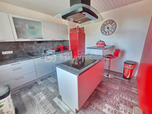 Pavillon sur sous sol de 119 m² à La Charité-sur-Loire
Située en ville, sans vis-à-vis, à seulement quelques minutes du centre-ville, à proximité de la gare, des écoles et des commodités, de la jolie commune de La Charité sur Loire, nous vous présentons ce pavillon sur sous-sol de 1970, d'une superficie habitable de 119 m², implanté sur un terrain de 1 010 m². Il propose 5 pièces dont 4 chambres, réparties comme suit : une entrée, un grand salon séjour, une cuisine indépendante aménagée et équipée, un dégagement, une salle d'eau, un wc indépendant et une chambre au rez-de-chaussée, un palier desservant une salle d'eau et trois chambres à l'étage, ainsi qu'une chaufferie, une cave, une buanderie et un grand garage en sous-sol.
Dès le rez-de-chaussée, l'entrée dessert un grand salon séjour de 31 m², très lumineux. L'entrée dessert une cuisine indépendante, aménagée  et équipée,
Du salon séjour, un dégagement dr couloir  distribue une salle d'eau avec cabine de douche, un wc indépendant,  et une chambre de 13 m² avec dressing.
À l'étage, le palier dessert une salle d'eau, ainsi que trois chambres de 12 m², 11 m² et 14 m², 

Au sous-sol, vous trouverez une chaufferie,une cave, une buanderie de 15 m² avec porte de service, ainsi qu'un grand garage de 30m².
Tous les sols de cette maison sont en carrelage,  parquet ou linoléum.
Elle dispose d'huisseries PVC double vitrage, ainsi que d'un chauffage central au gaz, avec une chaudière installée en août 2025 et un ballon d'eau chaude de 200 L. 
Sa toiture est en tuiles mécaniques béton. 
Côté assainissement, le pavillon est raccordé au tout-à-l'égout.
Côté extérieur, profitez d'une terrasse, d'une dépendance, ainsi que d'un garage de 30 m², complété par 63 m² supplémentaires en sous-sol. Le terrain de 1 010 m², sans vis-à-vis, est idéalement situé en ville, à deux pas de la gare et des commodités. 
Le pavillon dispose également d'un parking intérieur et d'un parking extérieur.

Les plus de ce pavillon : sa situation en ville sans vis-à-vis, à seulement quelques minutes du centre-ville et de la gare, son grand salon séjour, ses 4 chambres, son grand garage de 30 m² complété par 63 m² en sous-sol, sa buanderie et sa cave, 

Des photos supplémentaires sont disponibles sur BSK IMMOBILIER, rubrique Nos conseillers, Olivier FRESLON.
Pour tout renseignement complémentaire ou pour une visite, contactez-moi.au 07.62.78.13.13 

Un pavillon spacieux et lumineux en plein cœur de ville, à découvrir sans tarder : ne passez pas à côté de cette opportunité à La Charité-sur-Loire !