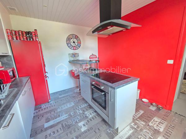 Pavillon sur sous sol de 119 m² à La Charité-sur-Loire
Située en ville, sans vis-à-vis, à seulement quelques minutes du centre-ville, à proximité de la gare, des écoles et des commodités, de la jolie commune de La Charité sur Loire, nous vous présentons ce pavillon sur sous-sol de 1970, d'une superficie habitable de 119 m², implanté sur un terrain de 1 010 m². Il propose 5 pièces dont 4 chambres, réparties comme suit : une entrée, un grand salon séjour, une cuisine indépendante aménagée et équipée, un dégagement, une salle d'eau, un wc indépendant et une chambre au rez-de-chaussée, un palier desservant une salle d'eau et trois chambres à l'étage, ainsi qu'une chaufferie, une cave, une buanderie et un grand garage en sous-sol.
Dès le rez-de-chaussée, l'entrée dessert un grand salon séjour de 31 m², très lumineux. L'entrée dessert une cuisine indépendante, aménagée  et équipée,
Du salon séjour, un dégagement dr couloir  distribue une salle d'eau avec cabine de douche, un wc indépendant,  et une chambre de 13 m² avec dressing.
À l'étage, le palier dessert une salle d'eau, ainsi que trois chambres de 12 m², 11 m² et 14 m², 

Au sous-sol, vous trouverez une chaufferie,une cave, une buanderie de 15 m² avec porte de service, ainsi qu'un grand garage de 30m².
Tous les sols de cette maison sont en carrelage,  parquet ou linoléum.
Elle dispose d'huisseries PVC double vitrage, ainsi que d'un chauffage central au gaz, avec une chaudière installée en août 2025 et un ballon d'eau chaude de 200 L. 
Sa toiture est en tuiles mécaniques béton. 
Côté assainissement, le pavillon est raccordé au tout-à-l'égout.
Côté extérieur, profitez d'une terrasse, d'une dépendance, ainsi que d'un garage de 30 m², complété par 63 m² supplémentaires en sous-sol. Le terrain de 1 010 m², sans vis-à-vis, est idéalement situé en ville, à deux pas de la gare et des commodités. 
Le pavillon dispose également d'un parking intérieur et d'un parking extérieur.

Les plus de ce pavillon : sa situation en ville sans vis-à-vis, à seulement quelques minutes du centre-ville et de la gare, son grand salon séjour, ses 4 chambres, son grand garage de 30 m² complété par 63 m² en sous-sol, sa buanderie et sa cave, 

Des photos supplémentaires sont disponibles sur BSK IMMOBILIER, rubrique Nos conseillers, Olivier FRESLON.
Pour tout renseignement complémentaire ou pour une visite, contactez-moi.au 07.62.78.13.13 

Un pavillon spacieux et lumineux en plein cœur de ville, à découvrir sans tarder : ne passez pas à côté de cette opportunité à La Charité-sur-Loire !