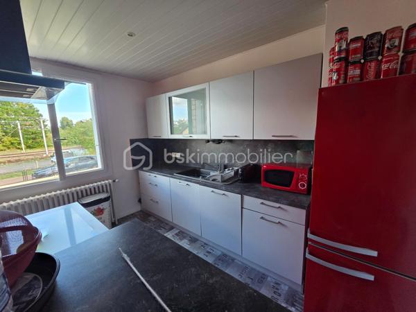 Pavillon sur sous sol de 119 m² à La Charité-sur-Loire
Située en ville, sans vis-à-vis, à seulement quelques minutes du centre-ville, à proximité de la gare, des écoles et des commodités, de la jolie commune de La Charité sur Loire, nous vous présentons ce pavillon sur sous-sol de 1970, d'une superficie habitable de 119 m², implanté sur un terrain de 1 010 m². Il propose 5 pièces dont 4 chambres, réparties comme suit : une entrée, un grand salon séjour, une cuisine indépendante aménagée et équipée, un dégagement, une salle d'eau, un wc indépendant et une chambre au rez-de-chaussée, un palier desservant une salle d'eau et trois chambres à l'étage, ainsi qu'une chaufferie, une cave, une buanderie et un grand garage en sous-sol.
Dès le rez-de-chaussée, l'entrée dessert un grand salon séjour de 31 m², très lumineux. L'entrée dessert une cuisine indépendante, aménagée  et équipée,
Du salon séjour, un dégagement dr couloir  distribue une salle d'eau avec cabine de douche, un wc indépendant,  et une chambre de 13 m² avec dressing.
À l'étage, le palier dessert une salle d'eau, ainsi que trois chambres de 12 m², 11 m² et 14 m², 

Au sous-sol, vous trouverez une chaufferie,une cave, une buanderie de 15 m² avec porte de service, ainsi qu'un grand garage de 30m².
Tous les sols de cette maison sont en carrelage,  parquet ou linoléum.
Elle dispose d'huisseries PVC double vitrage, ainsi que d'un chauffage central au gaz, avec une chaudière installée en août 2025 et un ballon d'eau chaude de 200 L. 
Sa toiture est en tuiles mécaniques béton. 
Côté assainissement, le pavillon est raccordé au tout-à-l'égout.
Côté extérieur, profitez d'une terrasse, d'une dépendance, ainsi que d'un garage de 30 m², complété par 63 m² supplémentaires en sous-sol. Le terrain de 1 010 m², sans vis-à-vis, est idéalement situé en ville, à deux pas de la gare et des commodités. 
Le pavillon dispose également d'un parking intérieur et d'un parking extérieur.

Les plus de ce pavillon : sa situation en ville sans vis-à-vis, à seulement quelques minutes du centre-ville et de la gare, son grand salon séjour, ses 4 chambres, son grand garage de 30 m² complété par 63 m² en sous-sol, sa buanderie et sa cave, 

Des photos supplémentaires sont disponibles sur BSK IMMOBILIER, rubrique Nos conseillers, Olivier FRESLON.
Pour tout renseignement complémentaire ou pour une visite, contactez-moi.au 07.62.78.13.13 

Un pavillon spacieux et lumineux en plein cœur de ville, à découvrir sans tarder : ne passez pas à côté de cette opportunité à La Charité-sur-Loire !