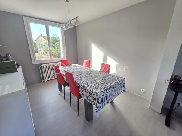 Pavillon sur sous sol de 119 m² à La Charité-sur-Loire
Située en ville, sans vis-à-vis, à seulement quelques minutes du centre-ville, à proximité de la gare, des écoles et des commodités, de la jolie commune de La Charité sur Loire, nous vous présentons ce pavillon sur sous-sol de 1970, d'une superficie habitable de 119 m², implanté sur un terrain de 1 010 m². Il propose 5 pièces dont 4 chambres, réparties comme suit : une entrée, un grand salon séjour, une cuisine indépendante aménagée et équipée, un dégagement, une salle d'eau, un wc indépendant et une chambre au rez-de-chaussée, un palier desservant une salle d'eau et trois chambres à l'étage, ainsi qu'une chaufferie, une cave, une buanderie et un grand garage en sous-sol.
Dès le rez-de-chaussée, l'entrée dessert un grand salon séjour de 31 m², très lumineux. L'entrée dessert une cuisine indépendante, aménagée  et équipée,
Du salon séjour, un dégagement dr couloir  distribue une salle d'eau avec cabine de douche, un wc indépendant,  et une chambre de 13 m² avec dressing.
À l'étage, le palier dessert une salle d'eau, ainsi que trois chambres de 12 m², 11 m² et 14 m², 

Au sous-sol, vous trouverez une chaufferie,une cave, une buanderie de 15 m² avec porte de service, ainsi qu'un grand garage de 30m².
Tous les sols de cette maison sont en carrelage,  parquet ou linoléum.
Elle dispose d'huisseries PVC double vitrage, ainsi que d'un chauffage central au gaz, avec une chaudière installée en août 2025 et un ballon d'eau chaude de 200 L. 
Sa toiture est en tuiles mécaniques béton. 
Côté assainissement, le pavillon est raccordé au tout-à-l'égout.
Côté extérieur, profitez d'une terrasse, d'une dépendance, ainsi que d'un garage de 30 m², complété par 63 m² supplémentaires en sous-sol. Le terrain de 1 010 m², sans vis-à-vis, est idéalement situé en ville, à deux pas de la gare et des commodités. 
Le pavillon dispose également d'un parking intérieur et d'un parking extérieur.

Les plus de ce pavillon : sa situation en ville sans vis-à-vis, à seulement quelques minutes du centre-ville et de la gare, son grand salon séjour, ses 4 chambres, son grand garage de 30 m² complété par 63 m² en sous-sol, sa buanderie et sa cave, 

Des photos supplémentaires sont disponibles sur BSK IMMOBILIER, rubrique Nos conseillers, Olivier FRESLON.
Pour tout renseignement complémentaire ou pour une visite, contactez-moi.au 07.62.78.13.13 

Un pavillon spacieux et lumineux en plein cœur de ville, à découvrir sans tarder : ne passez pas à côté de cette opportunité à La Charité-sur-Loire !