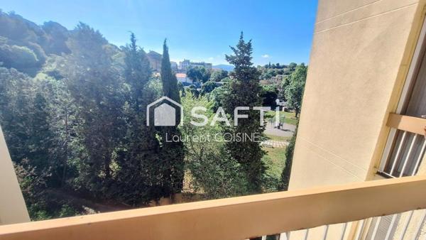 Vue dégagée et cadre verdoyant dans résidence sécurisée